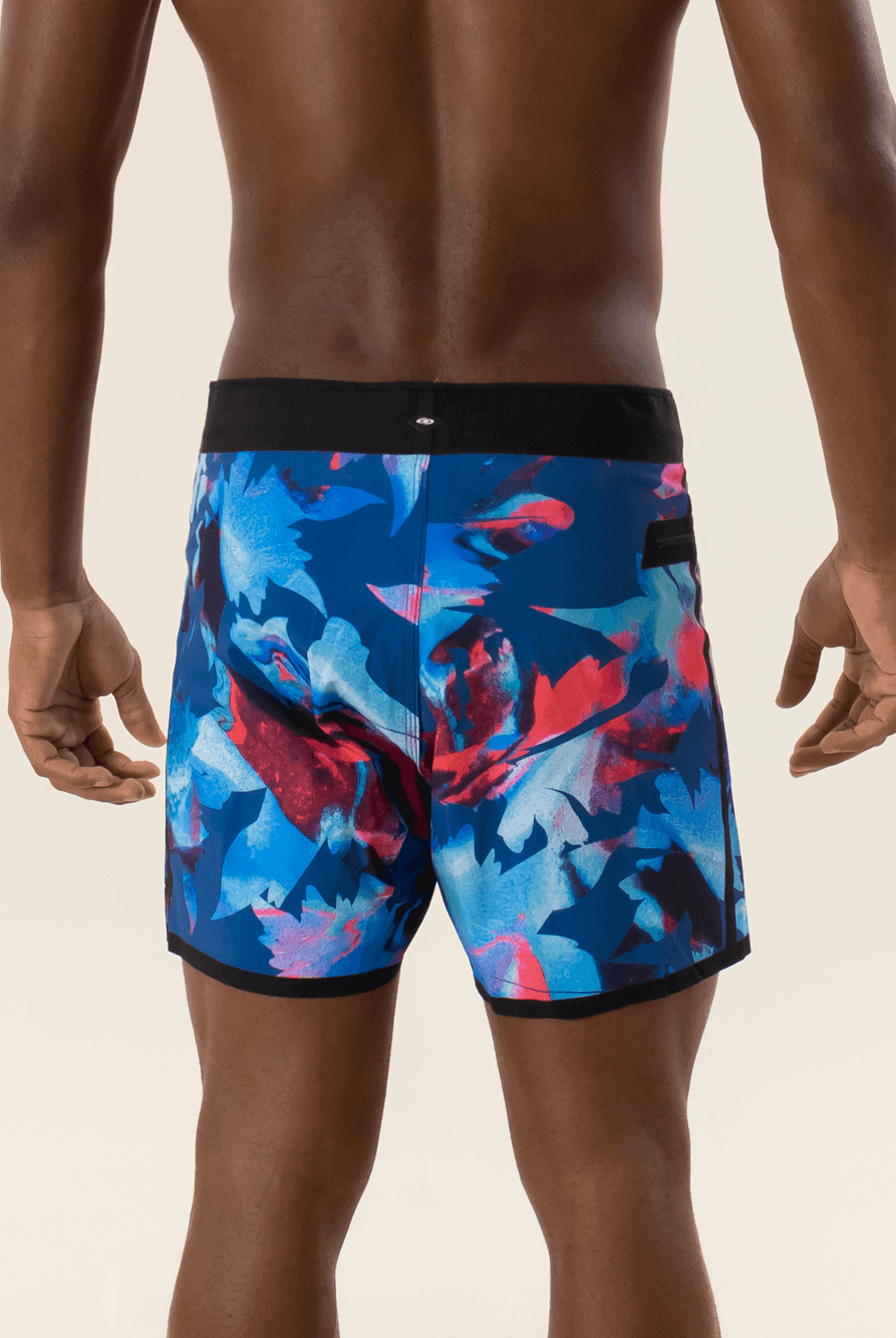 Shorts de banho Greenish Ultralight II com estampa floral, visual colorido e tecnologia de resistência para esportes aquáticos.