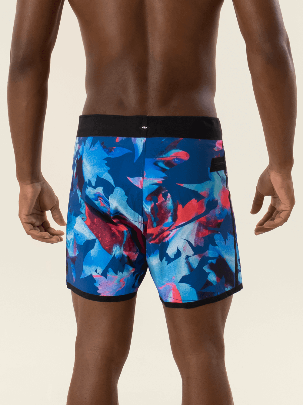 Shorts de banho Greenish Ultralight II com estampa floral, visual colorido e tecnologia de resistência para esportes aquáticos.