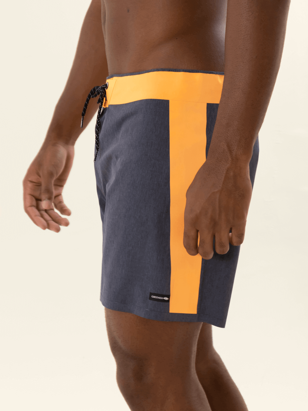 Bermuda de praia Ultralight II Grafite da Greenish, com detalhes em laranja, perfeita para esportes aquáticos.