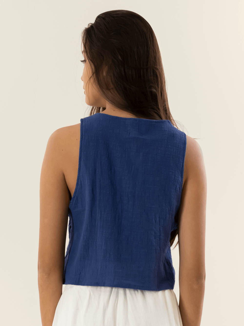 Blusa Maud azul da marca Greenish, vista traseira, perfeita para dias quentes e looks descontraídos.
