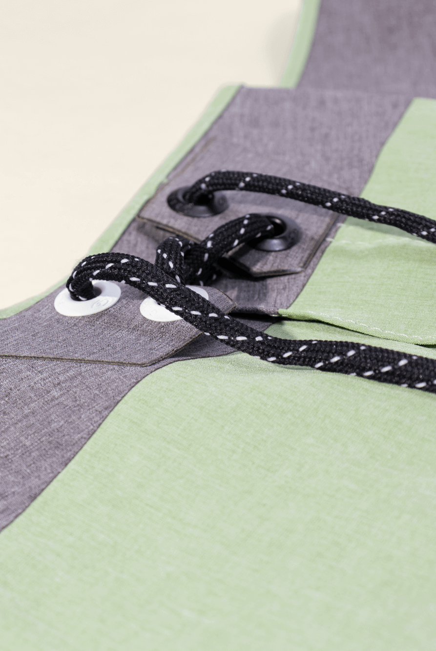 Detalhe do boardshort Ultralight II Verde da Greenish, com cadarço e costuras minimalistas.