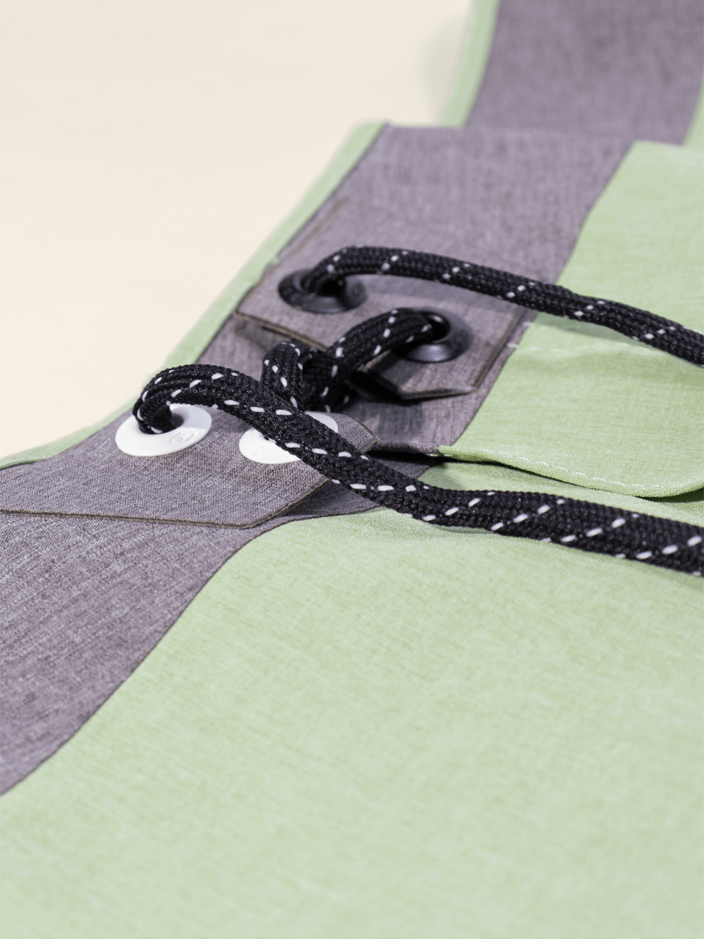 Detalhe do boardshort Ultralight II Verde da Greenish, com cadarço e costuras minimalistas.