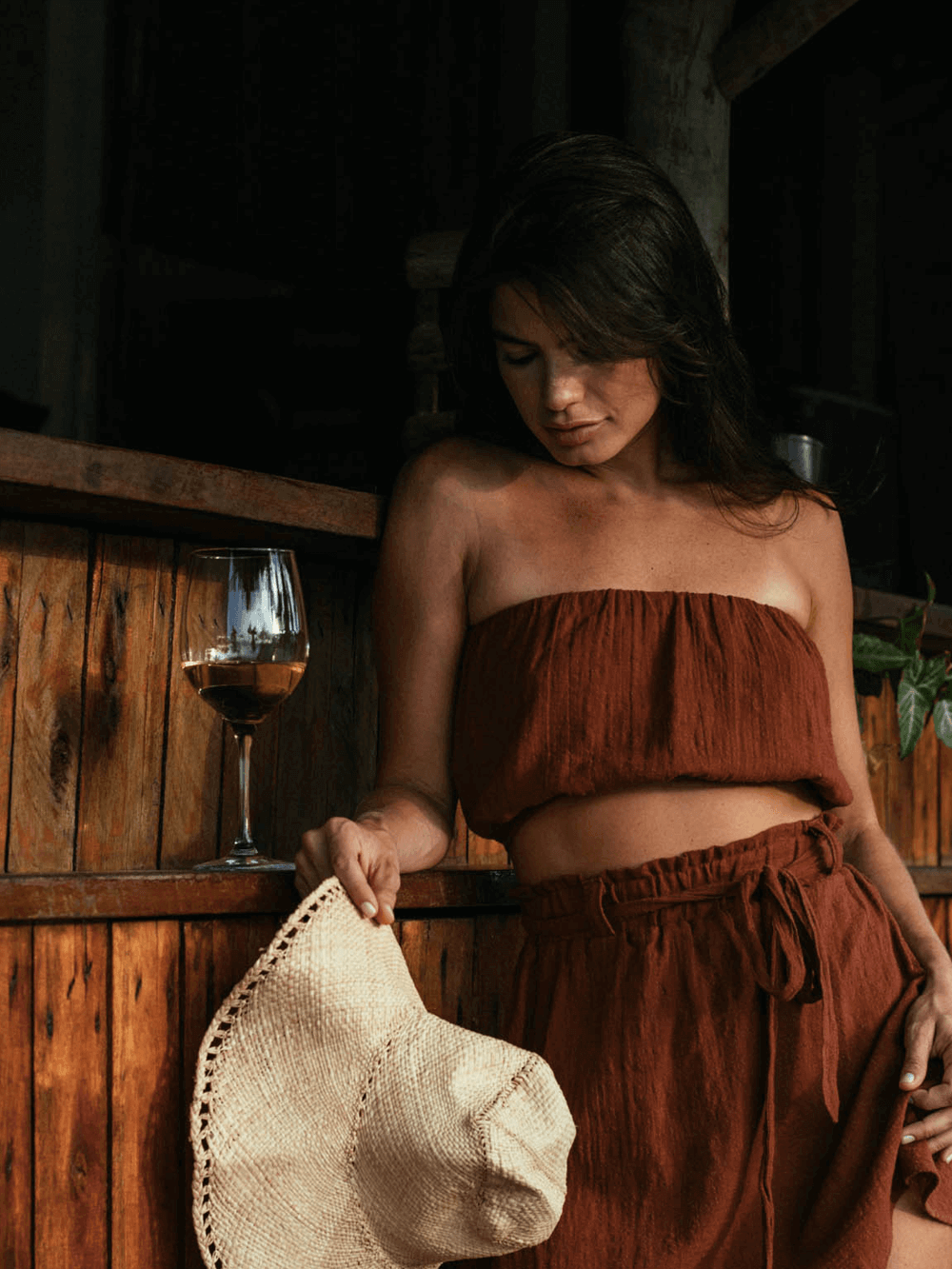 Top cropped chocolate da marca Greenish, feito em algodão sustentável, com caimento solto e blusado.