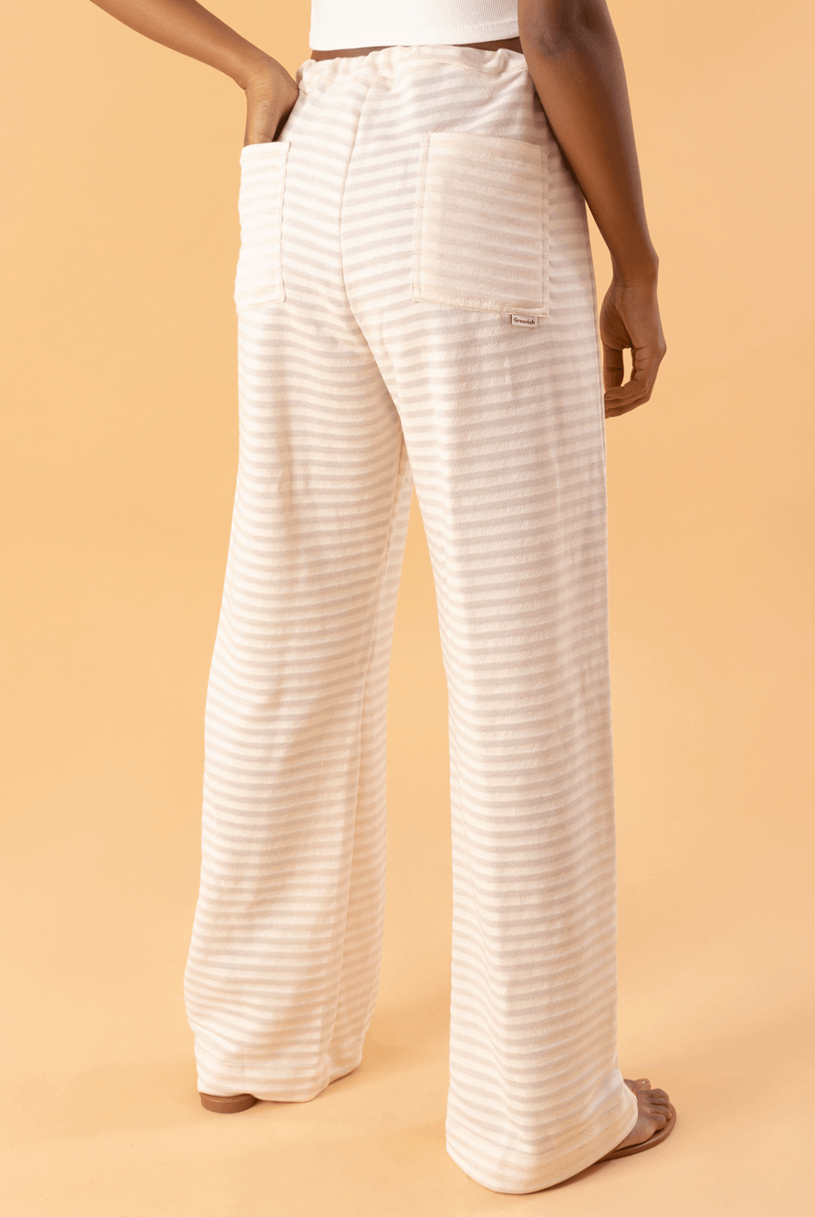 Calça So Easy bege da Greenish, com listras e cintura alta, ideal para um look casual e confortável.