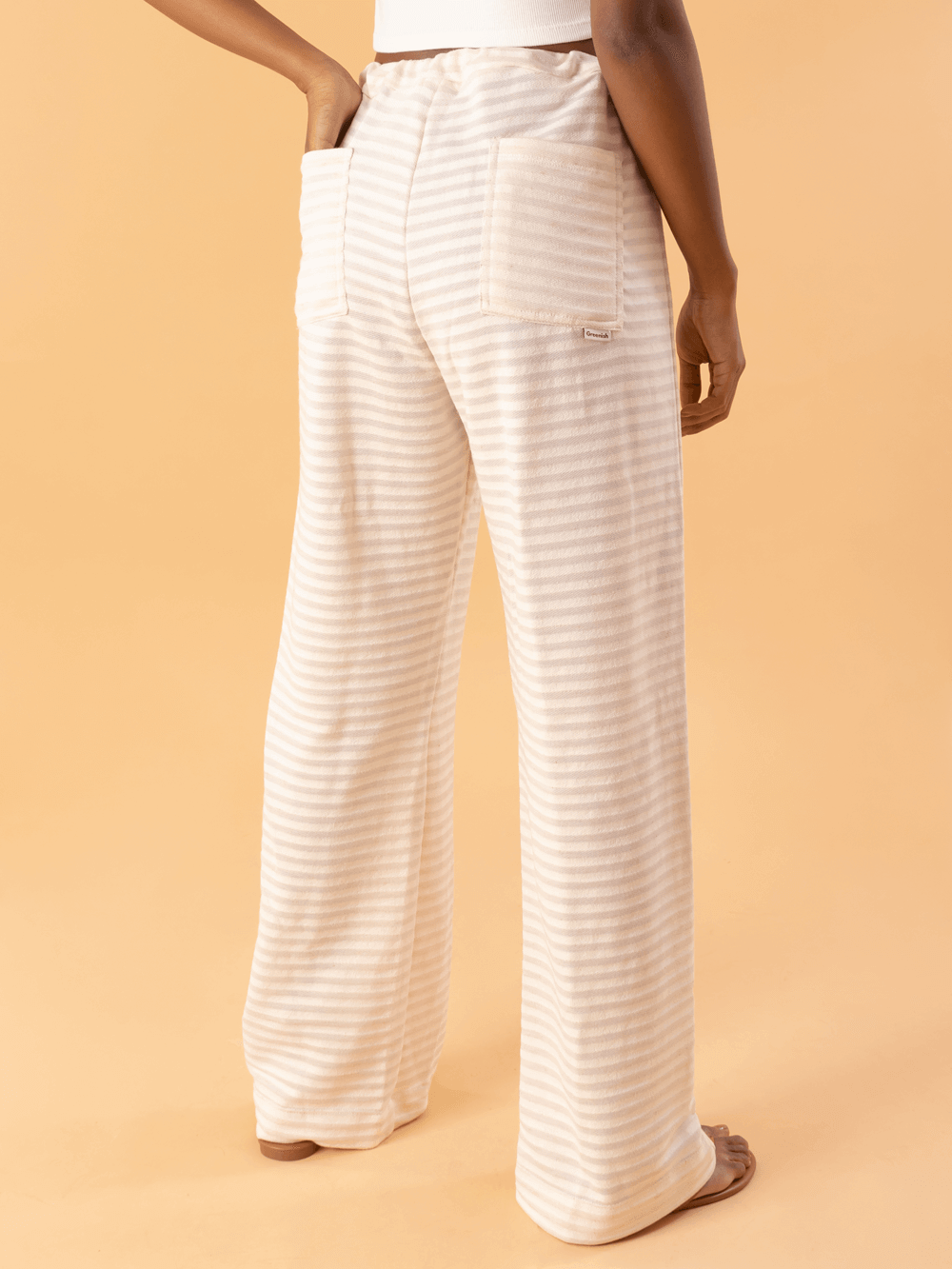 Calça So Easy bege da Greenish, com listras e cintura alta, ideal para um look casual e confortável.