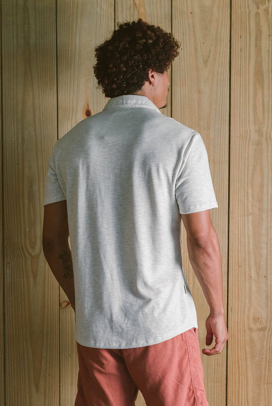 Camisa Botão Collezione da Greenish em tom natural, vista traseira, com modelagem clássica e conforto.