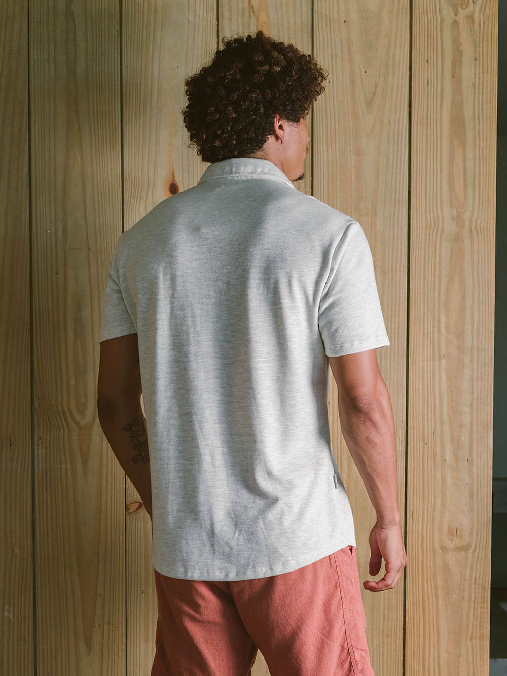 Camisa Botão Collezione da Greenish em tom natural, vista traseira, com modelagem clássica e conforto.