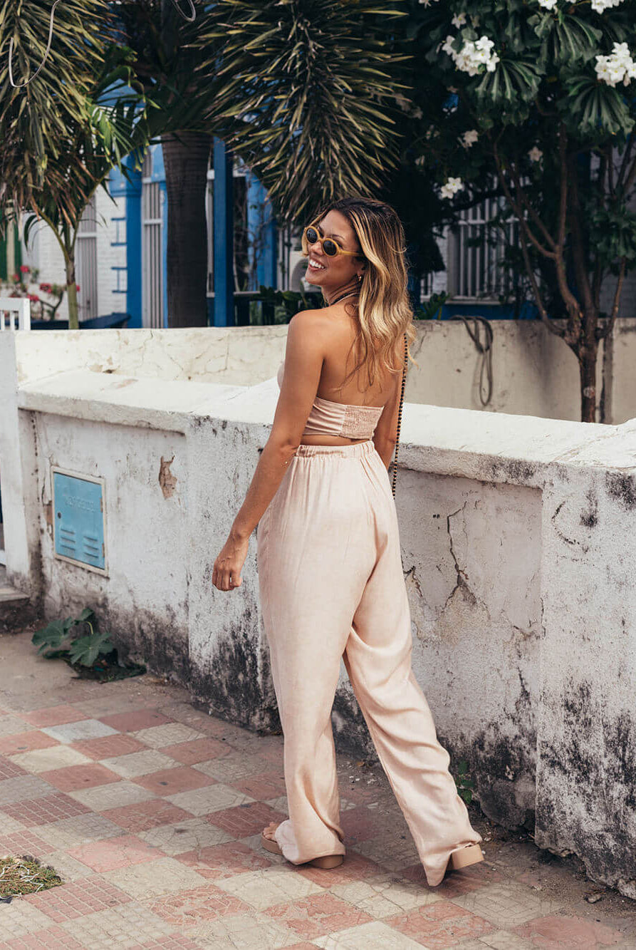 Calça Cecília bege da Greenish: estilo, conforto e praticidade para dias quentes. Look ideal para dia e noite.