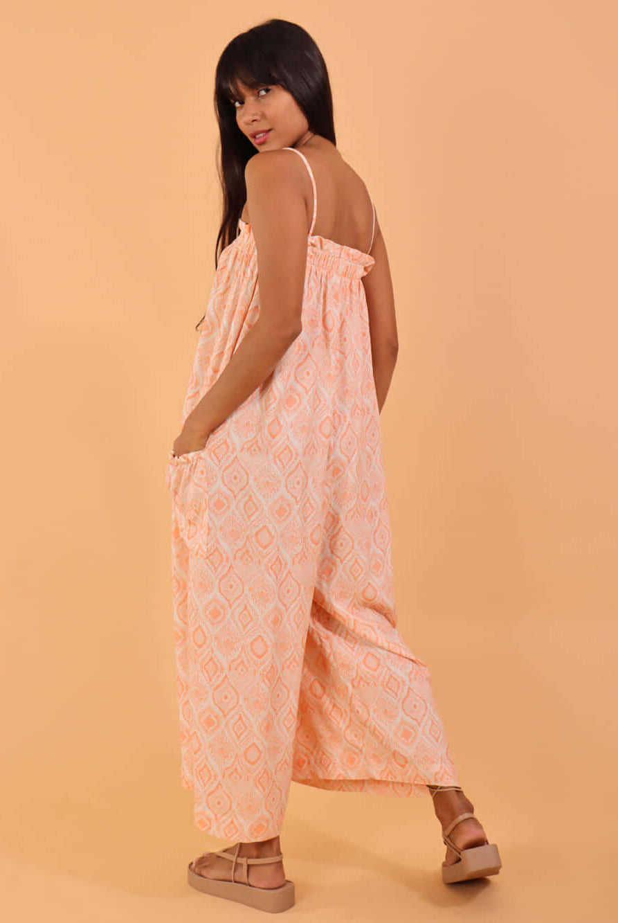 Macacão midi Coral da Greenish, modelo Emily, estilo leve e confortável, ideal para dias quentes.