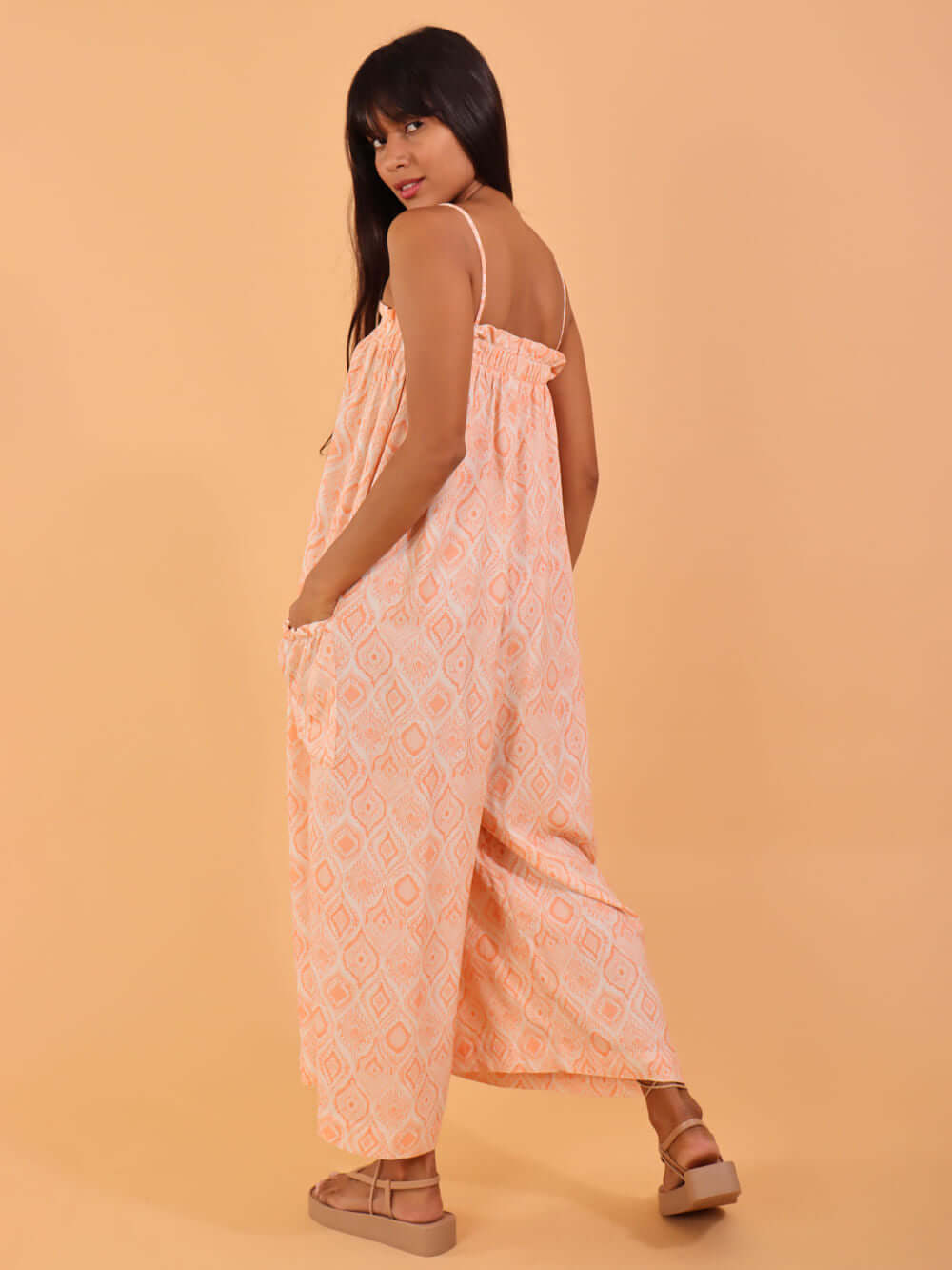 Macacão midi Coral da Greenish, modelo Emily, estilo leve e confortável, ideal para dias quentes.