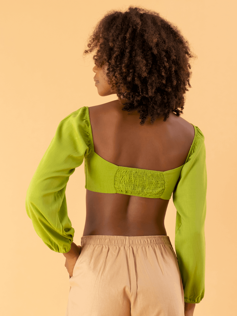 Vista traseira do Cropped Yamba Verde da Greenish, com mangas bufantes e detalhe de franzido.