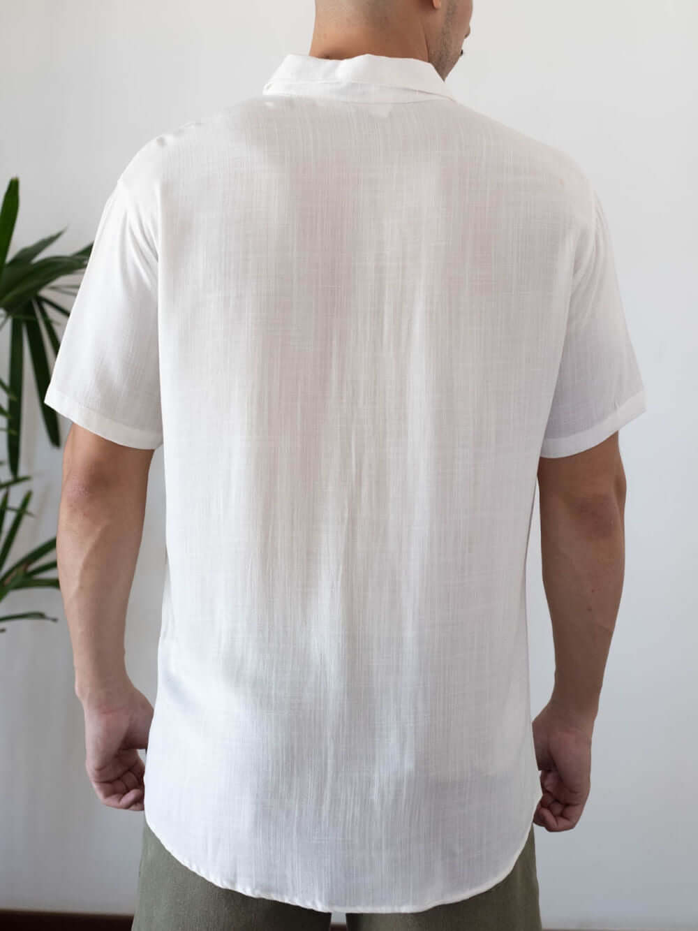 Camisa botão manga curta off white da marca Greenish vista de trás, ideal para looks casuais e frescos.