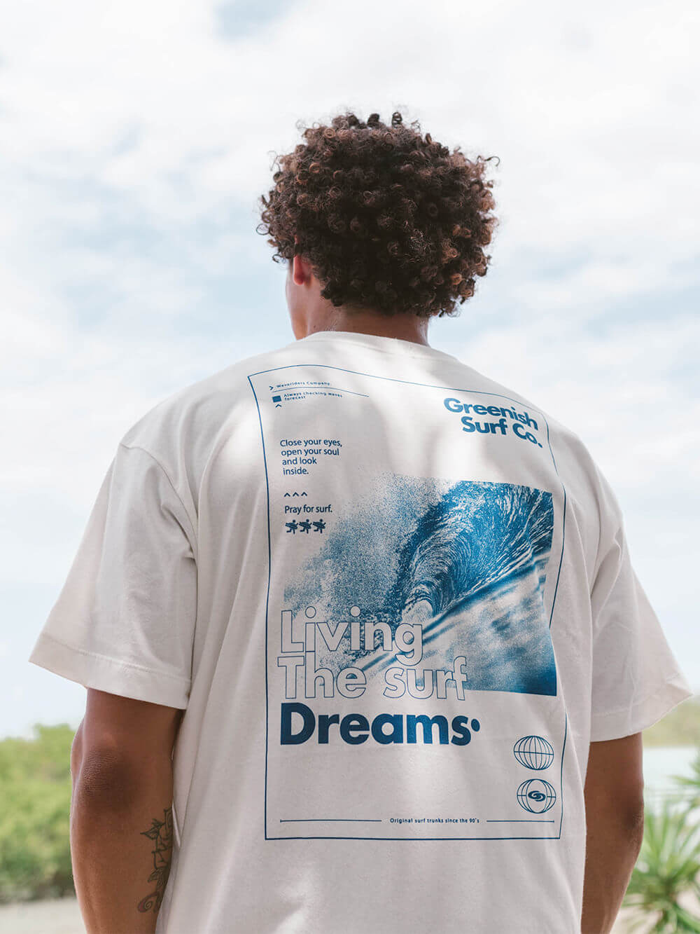 Camiseta oversized Big Riders da Greenish com estampa 'Living The Surf Dreams' em cor off white.