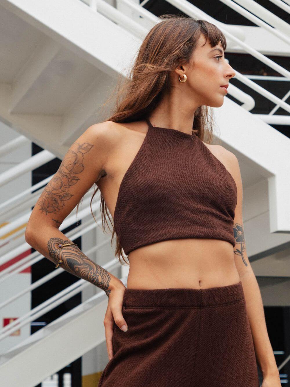 Top tricot Ker da Greenish em tom chocolate, destacando conforto e estilo em um design moderno.