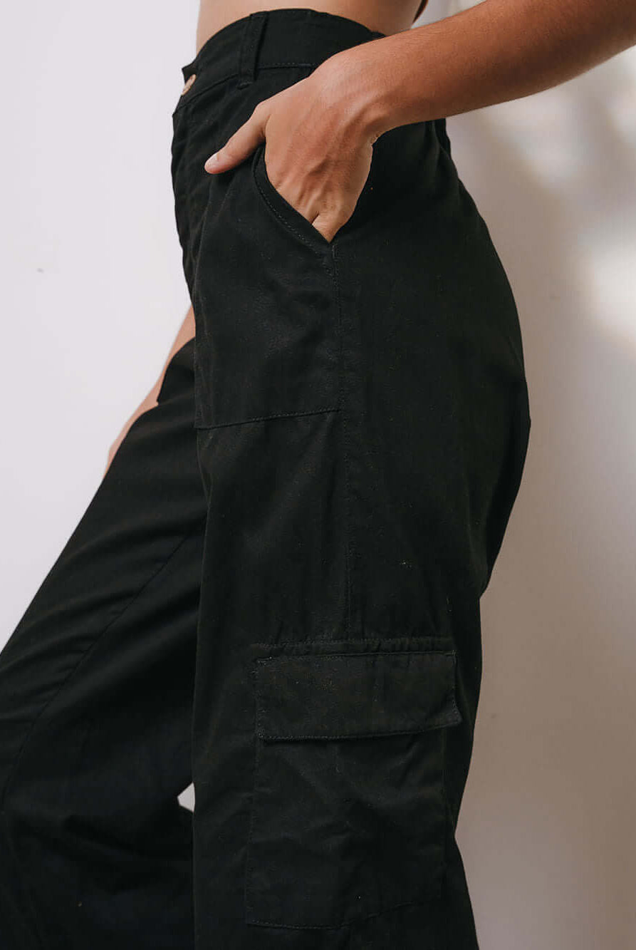 Calça cargo sarja Gio preta da marca Greenish, com caimento reto e cintura alta, mostrando as bolsas laterais.