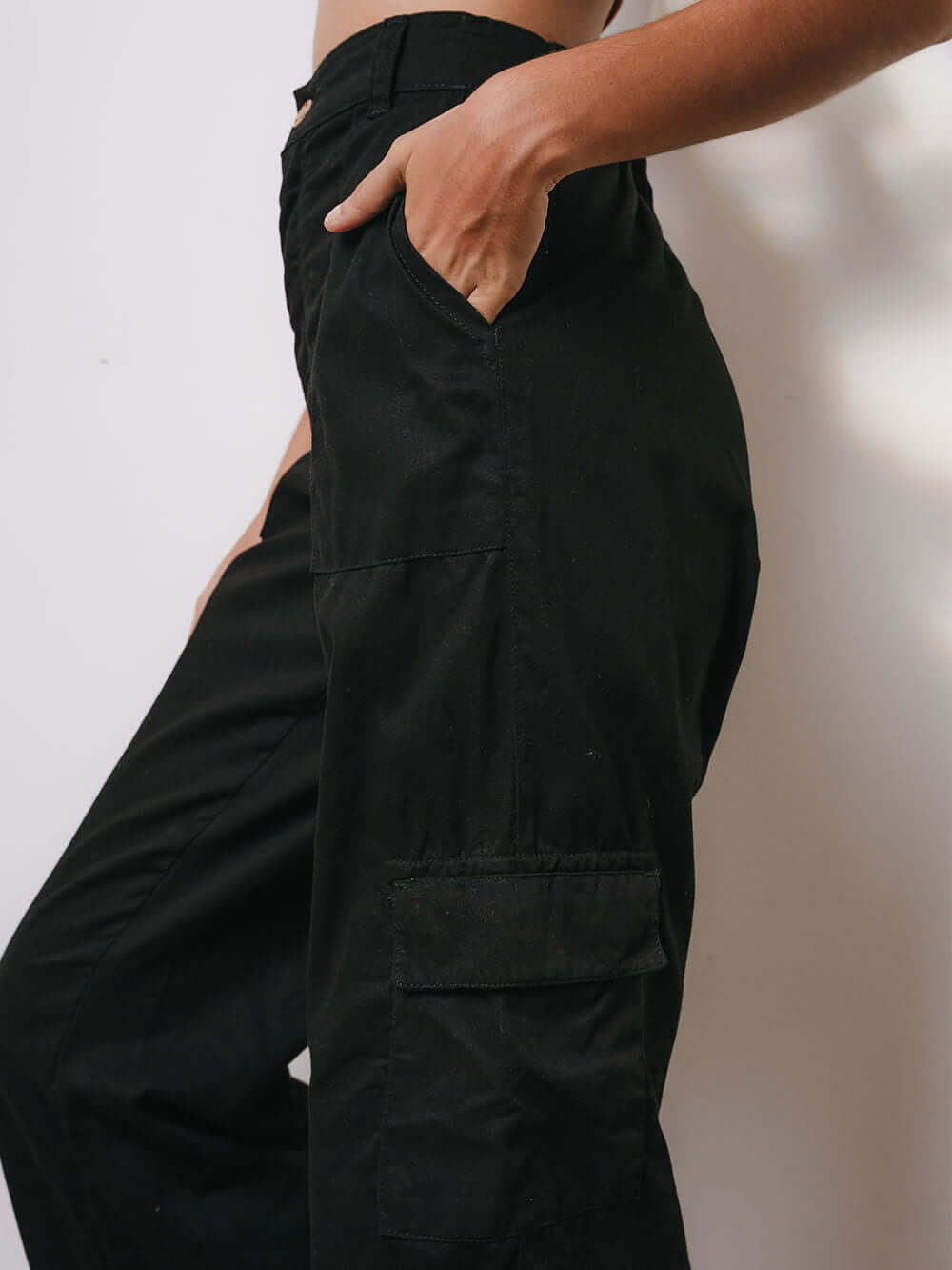 Calça cargo sarja Gio preta da marca Greenish, com caimento reto e cintura alta, mostrando as bolsas laterais.