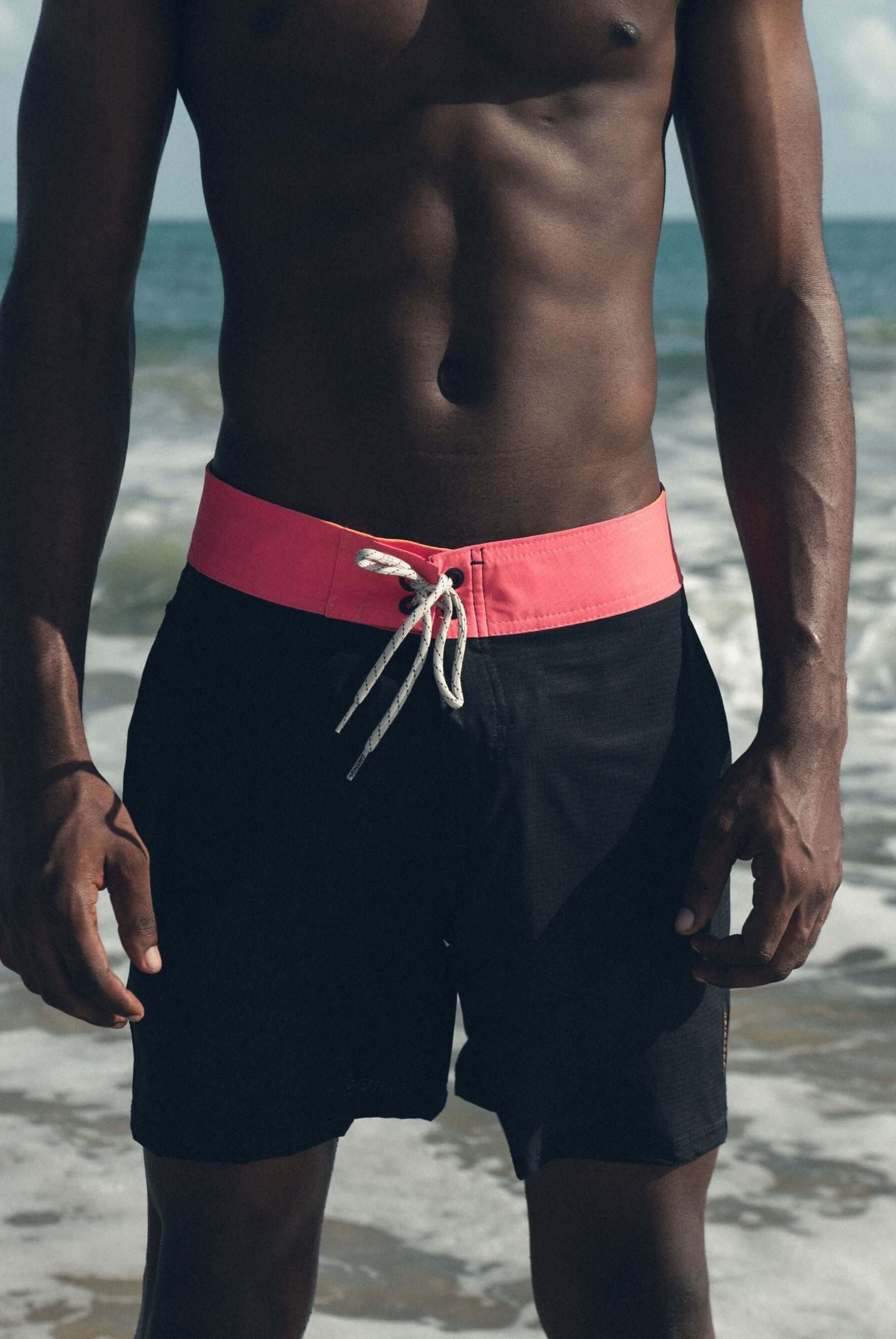 Sunga Boardwalk Sunny Viber da Greenish, tecido leve e anatômico, ideal para o surf e o urbano.