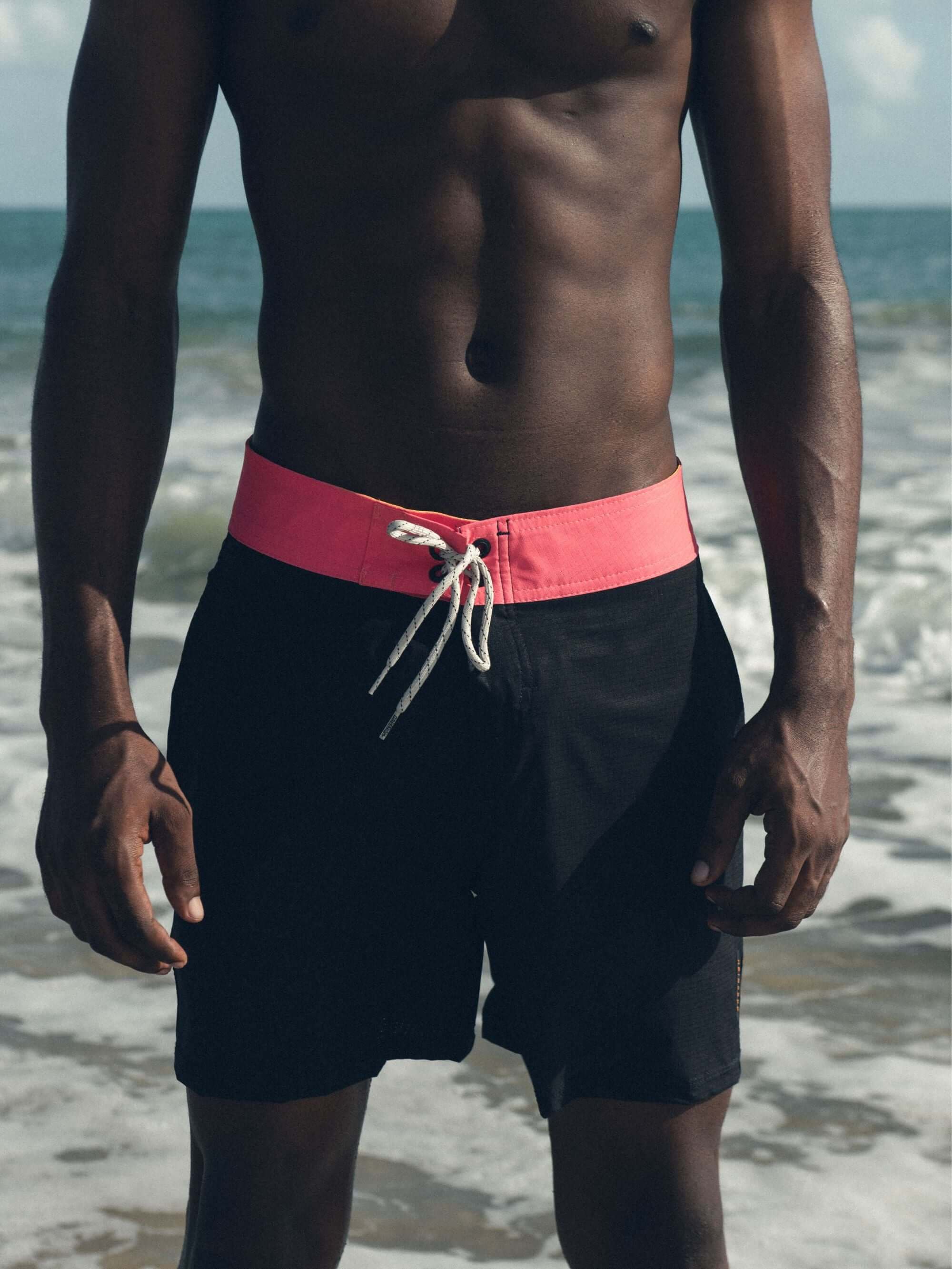 Sunga Boardwalk Sunny Viber da Greenish, tecido leve e anatômico, ideal para o surf e o urbano.