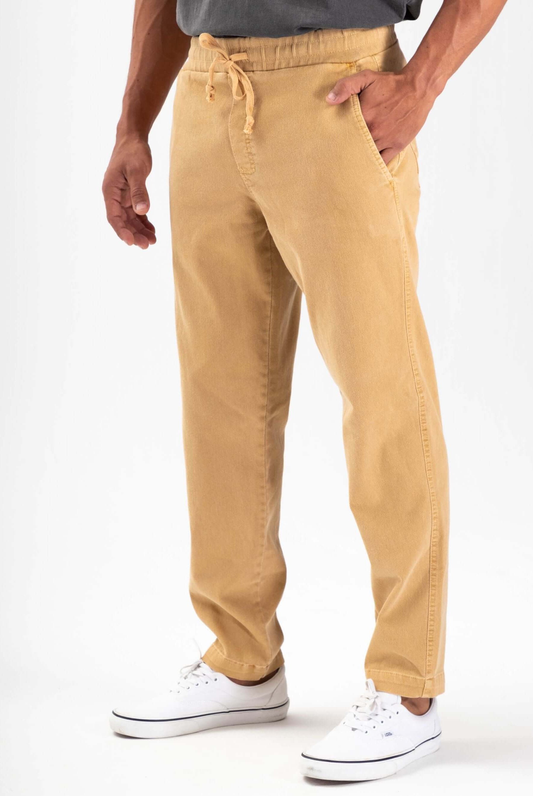 Calça jogger cargo tinturada Amarelo da Greenish, com quatro bolsos e cós elástico para conforto e modernidade.