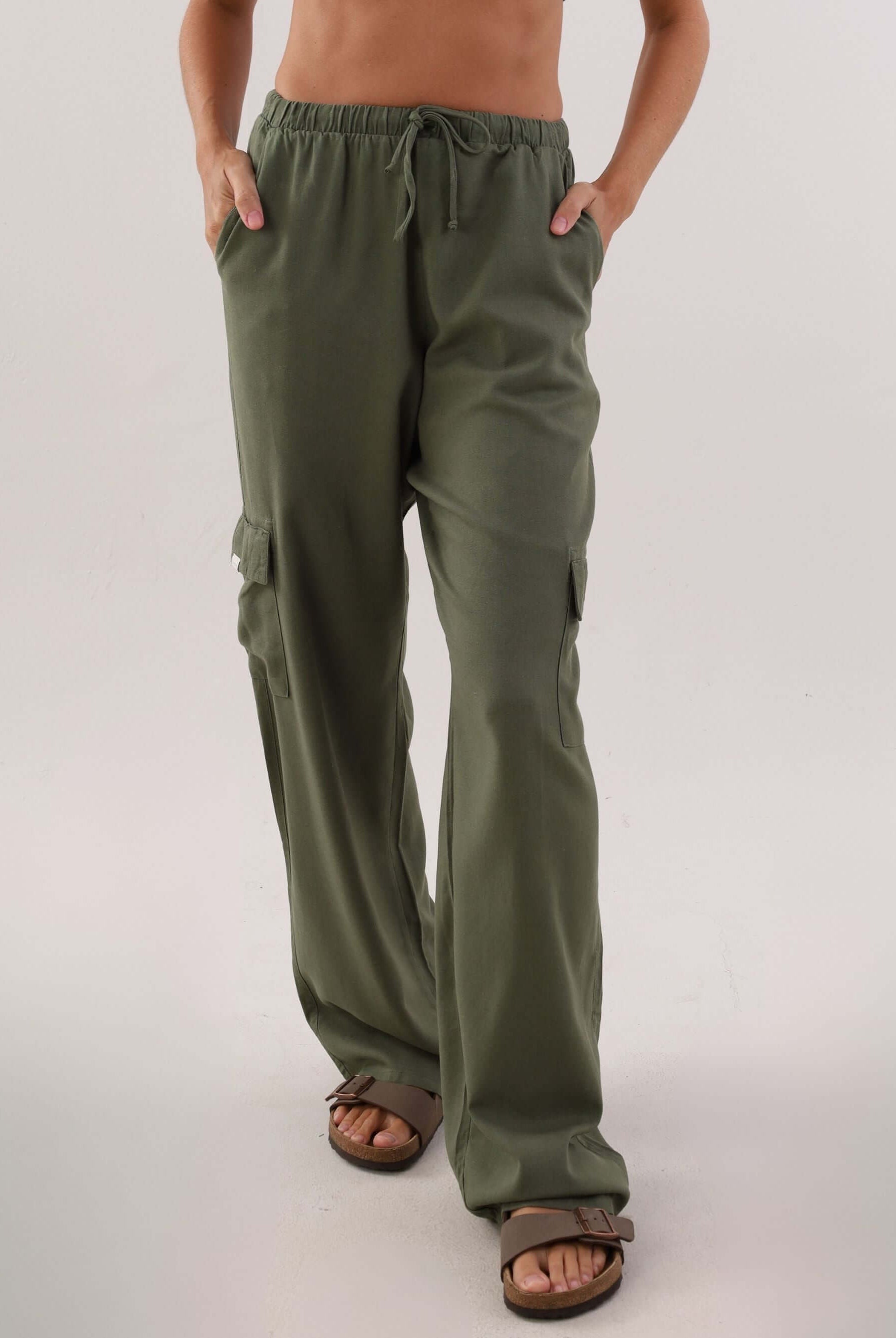 Calça reta cargo Taia verde escuro da Greenish, ideal para um look casual e confortável.