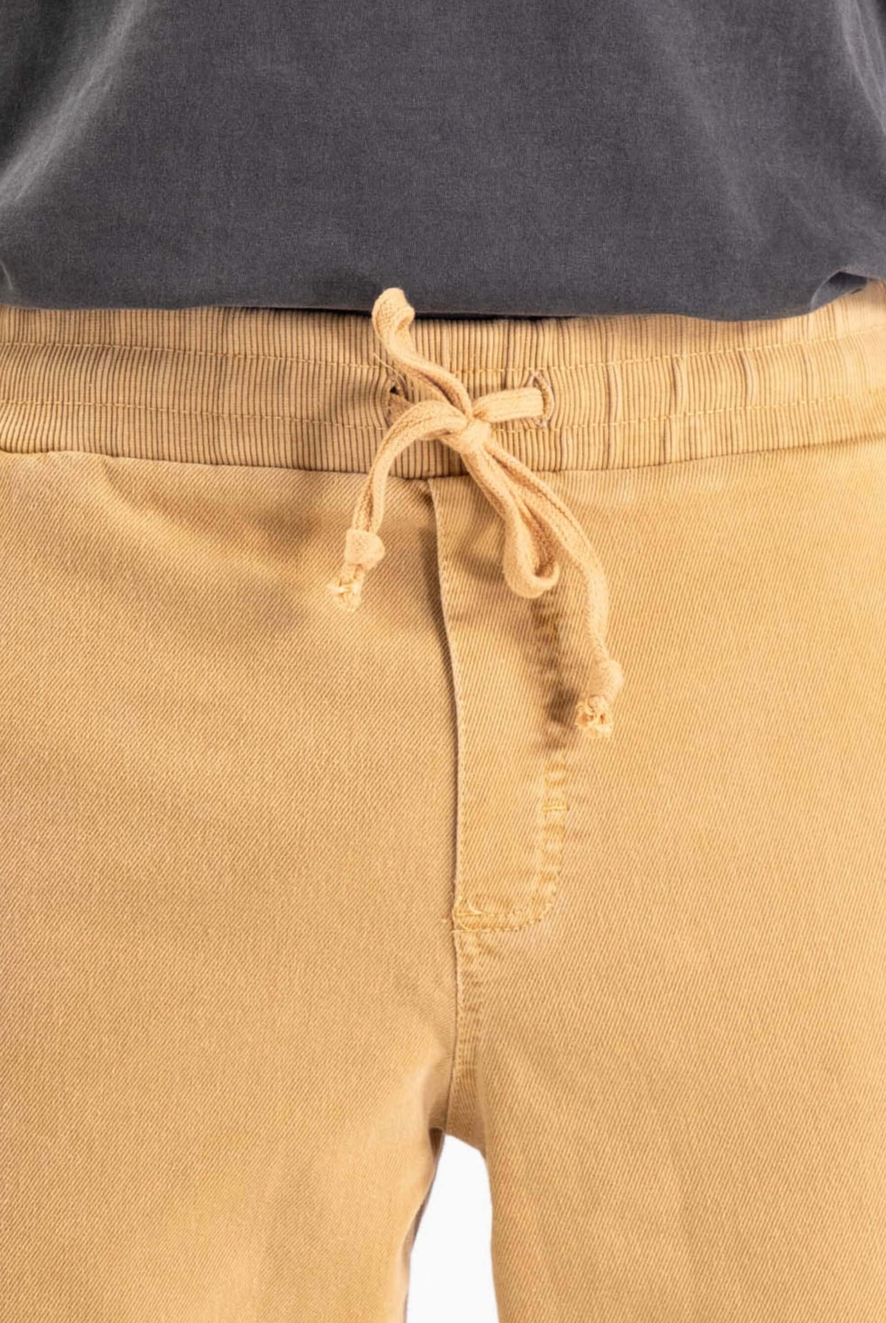 Detalhe da calça Rio Stone - Amarelo da Greenish, com cós elástico e cadarço para ajuste.