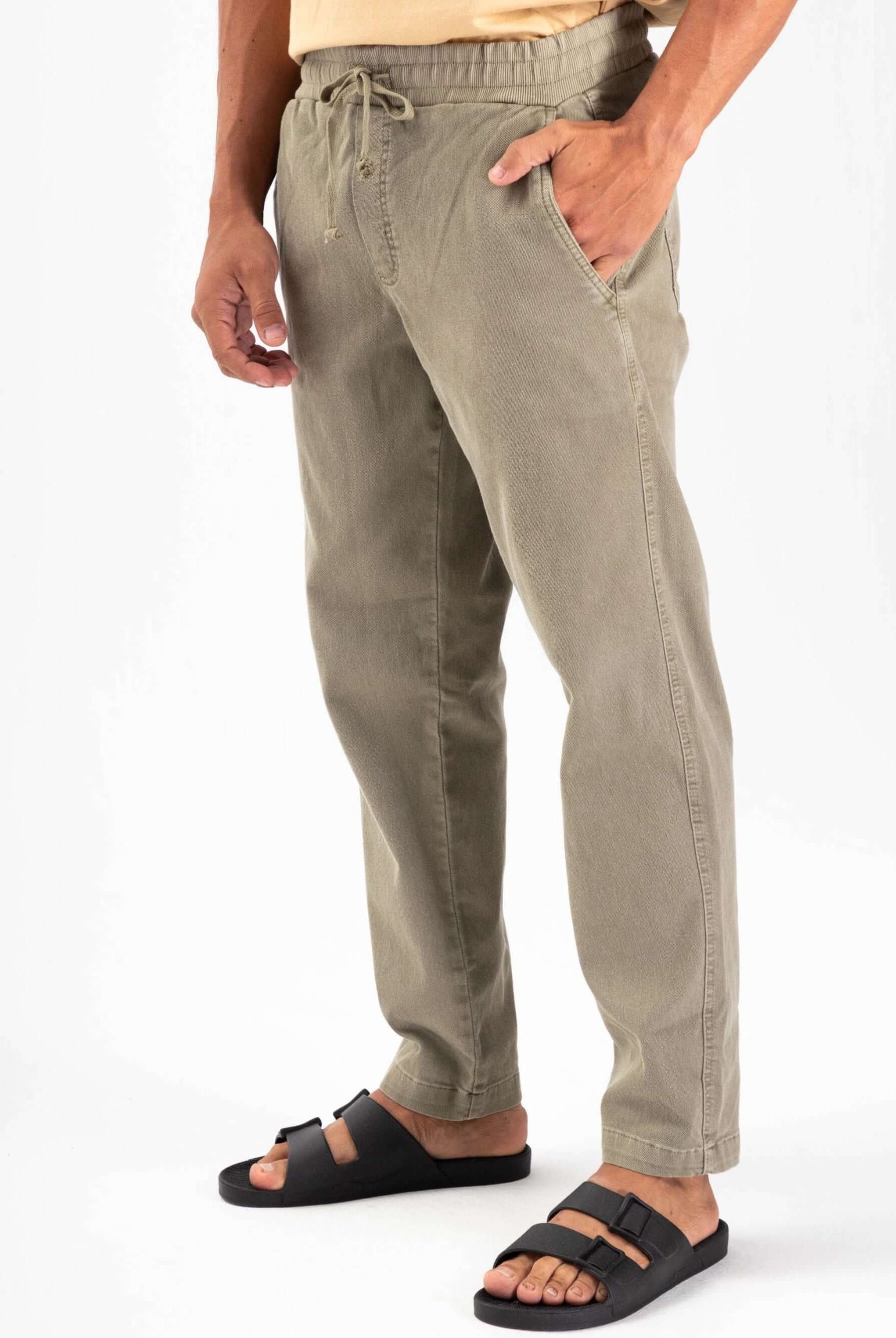 Calça Rio Stone Verde da Greenish, jogger cargo moderna e confortável, mostrando detalhes e ajuste.