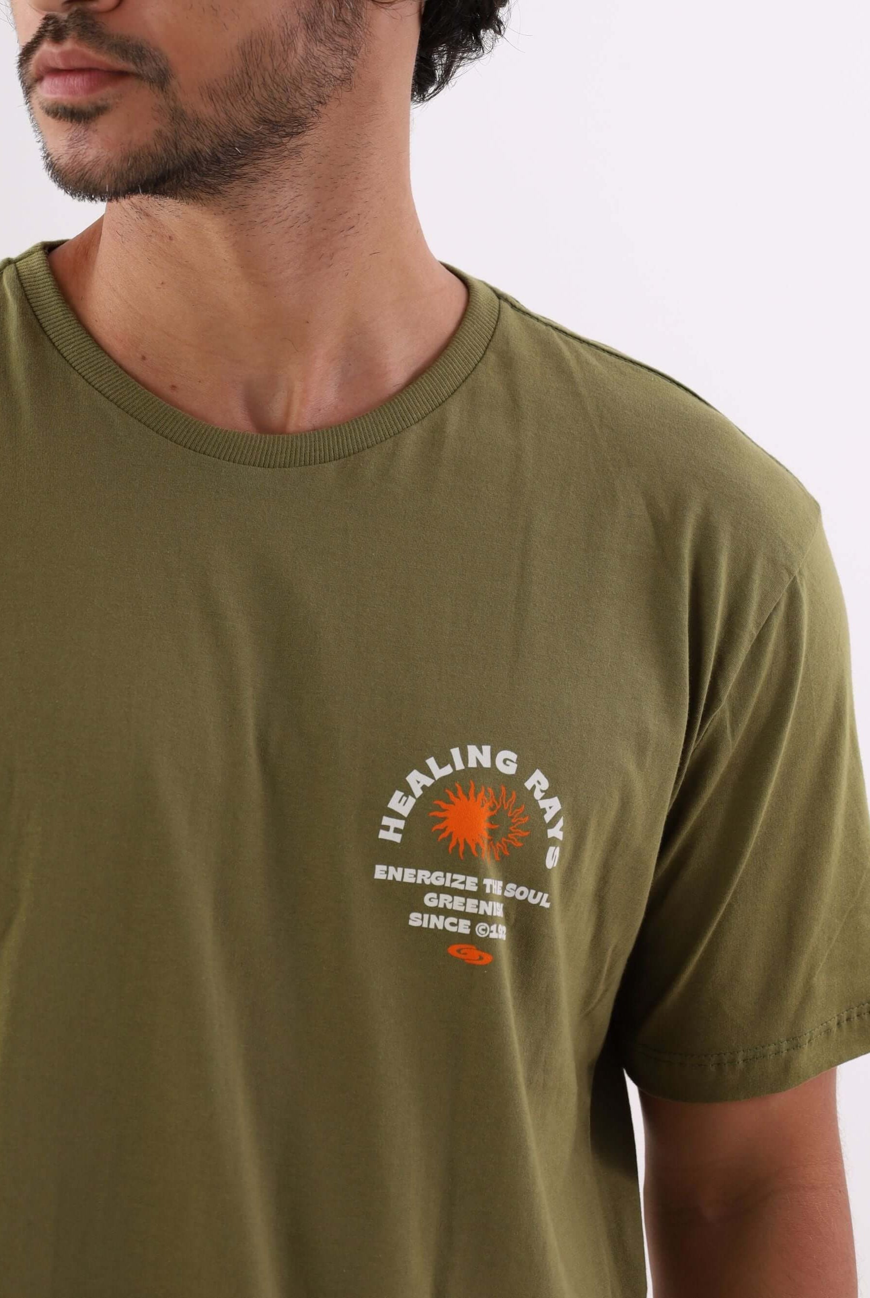 Camiseta Healing Rays verde oliva da marca Greenish, destacando design vibrante e estilo casual.