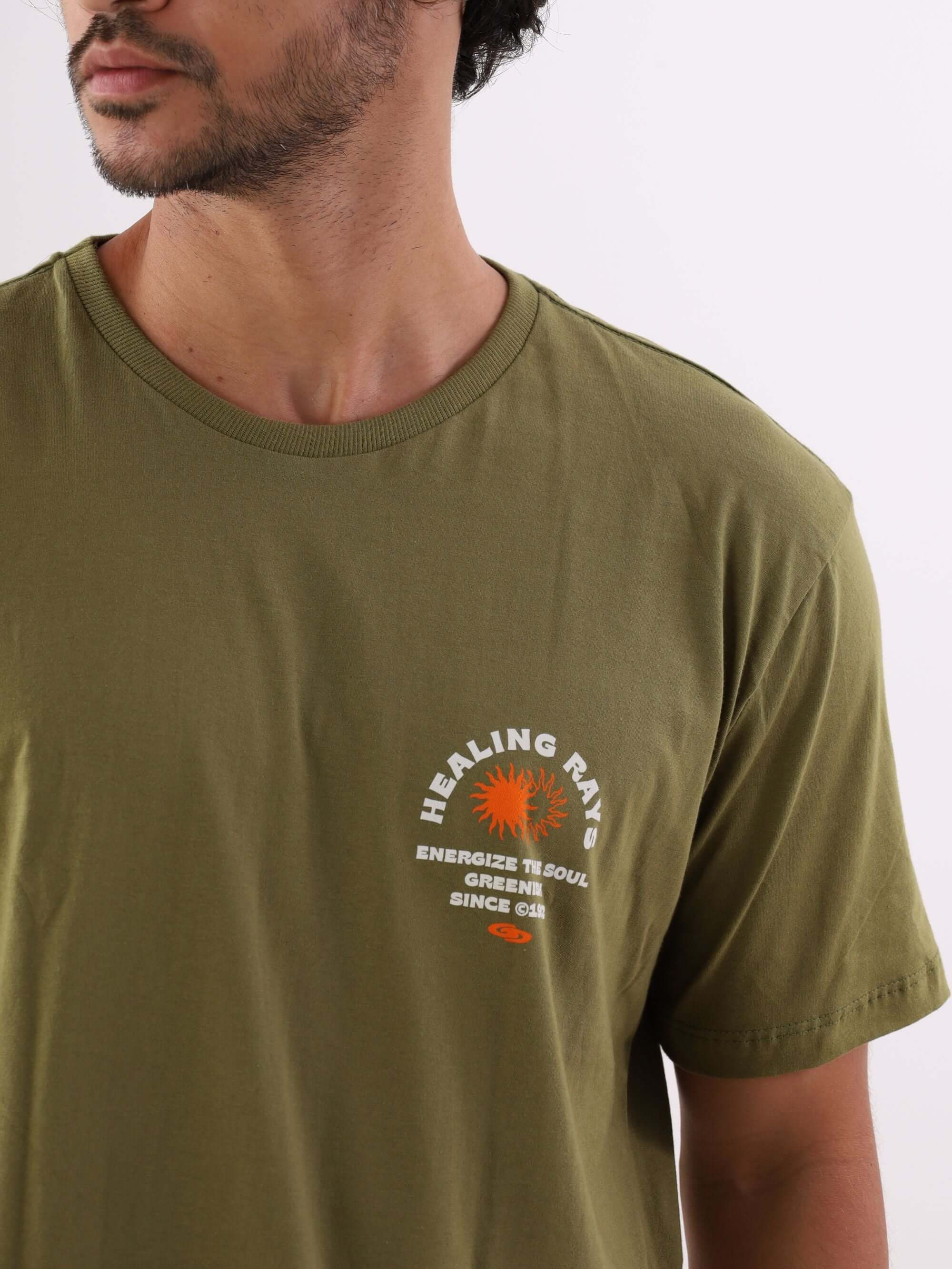 Camiseta Healing Rays verde oliva da marca Greenish, destacando design vibrante e estilo casual.