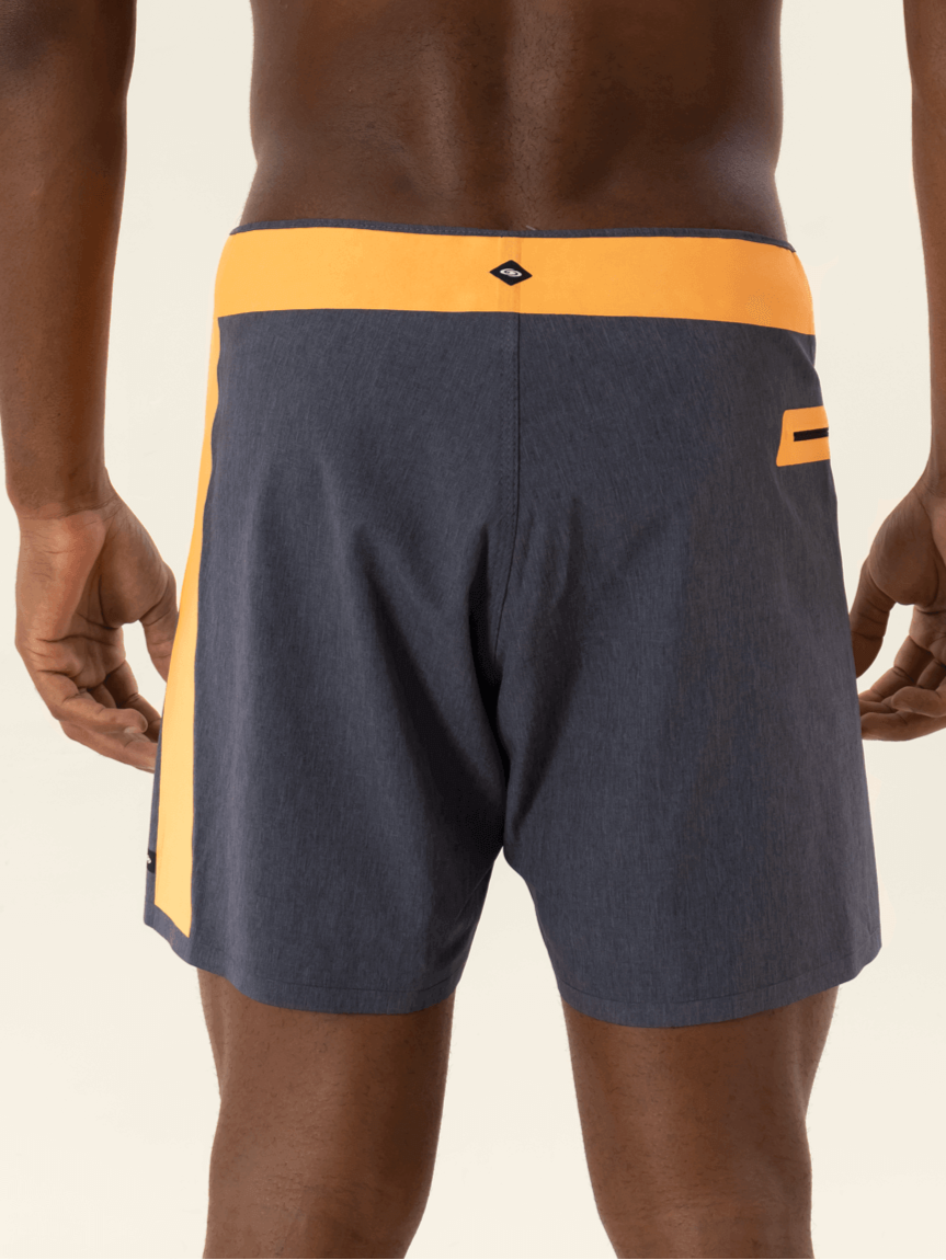 Bermuda de surf ultraleve Greenish na cor grafite com detalhes laranja, ideal para esportes aquáticos.