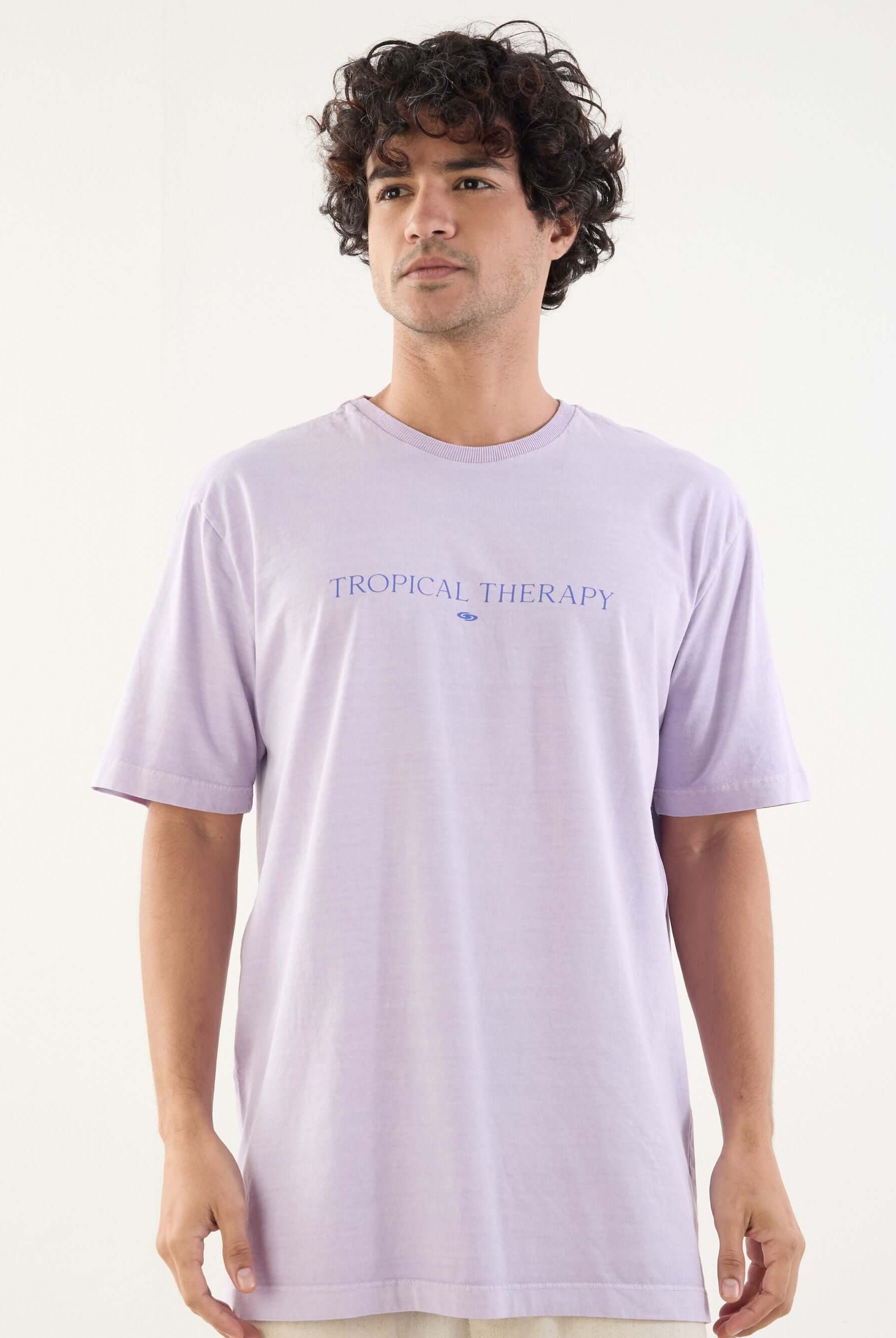 Camiseta lilás Tropical Therapy da Greenish, com estampa minimalista e toque confortável, ideal para dias ensolarados.