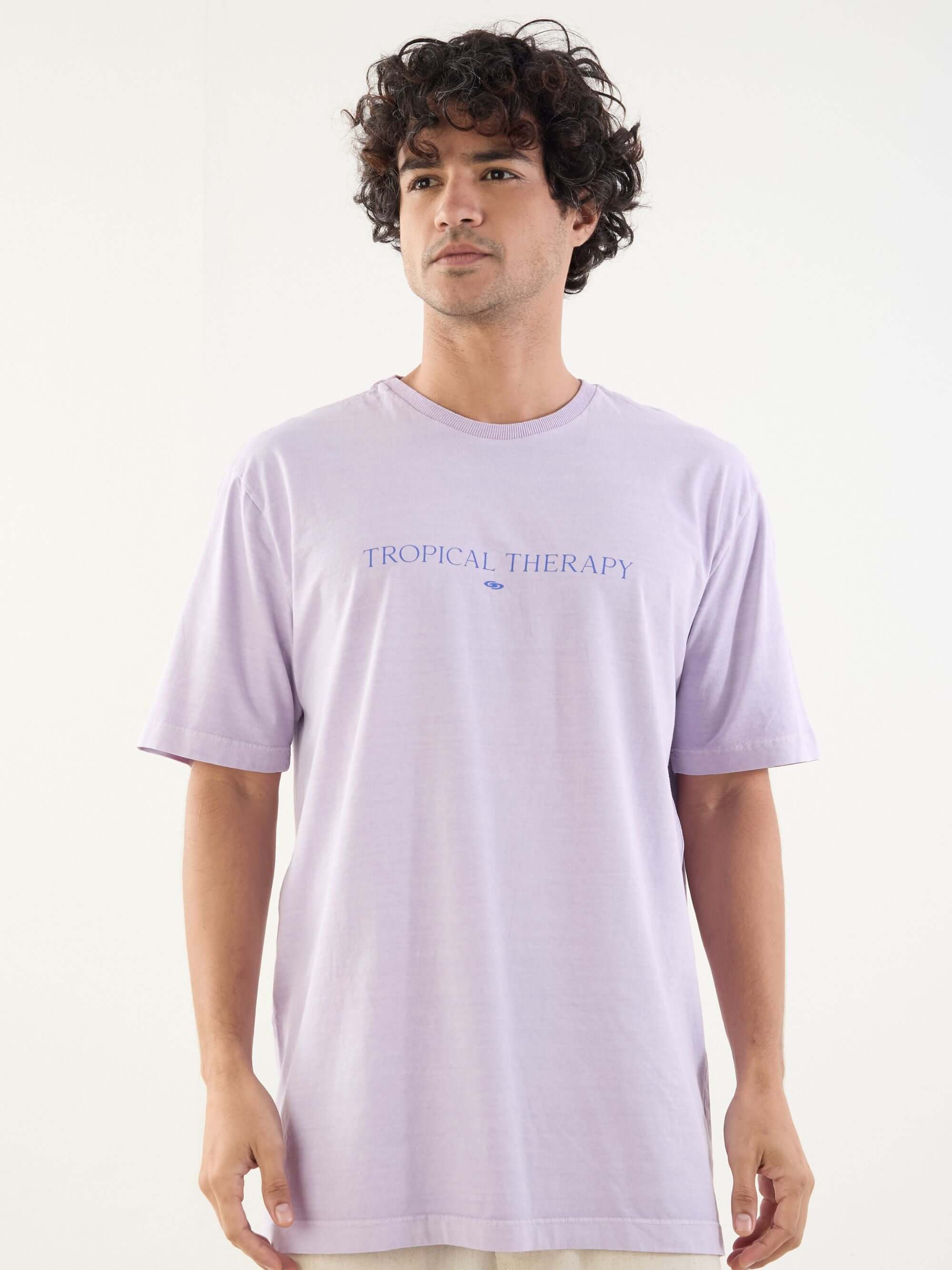 Camiseta lilás Tropical Therapy da Greenish, com estampa minimalista e toque confortável, ideal para dias ensolarados.