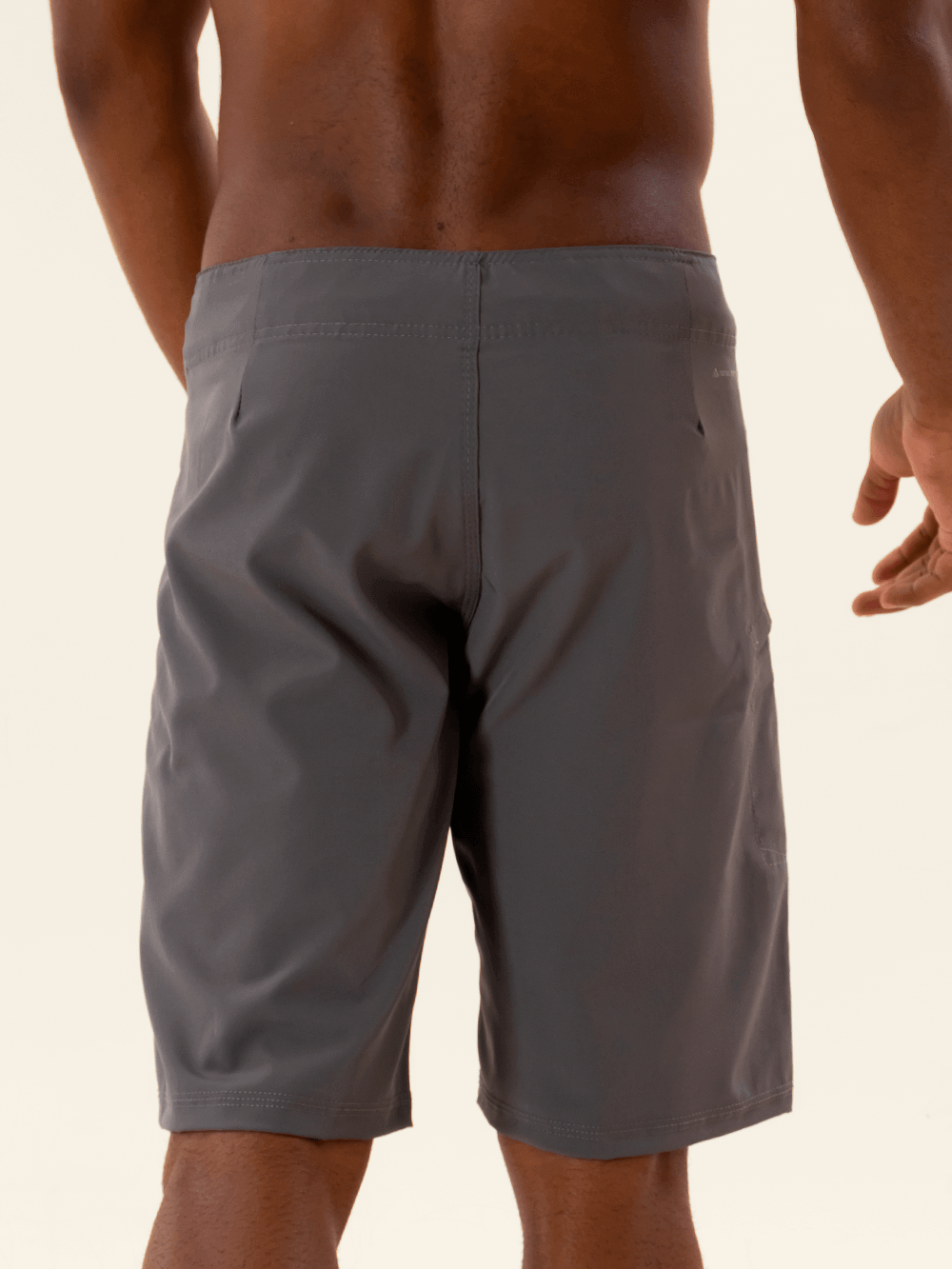 Greenish BOARDSHORT TOTAL STRETCH in cinza, designed for high performance adventures in water sports.