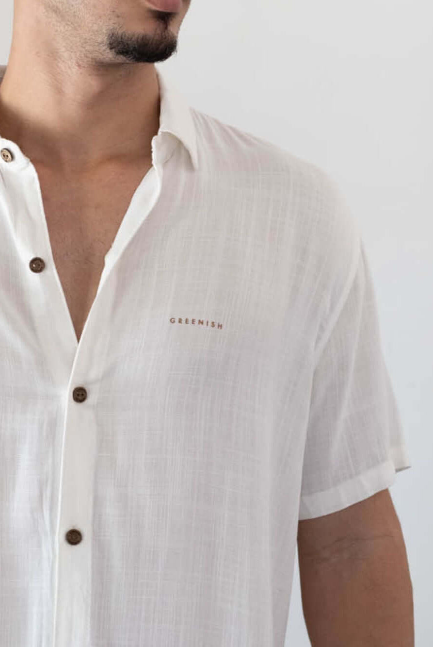 Camisa botão manga curta off white da marca Greenish, destacando seu design leve e elegante.