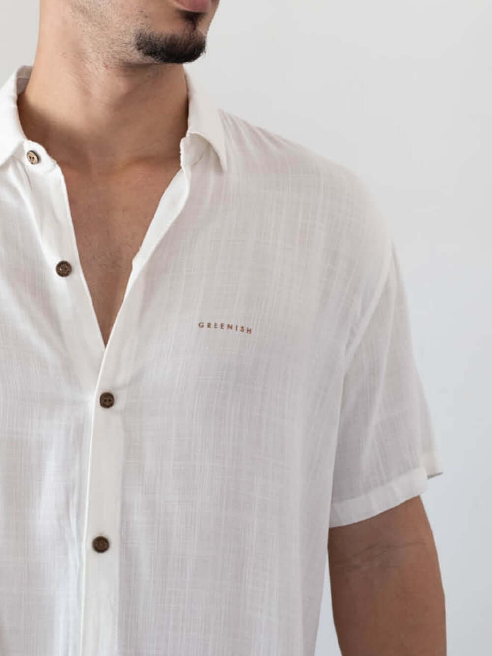 Camisa botão manga curta off white da marca Greenish, destacando seu design leve e elegante.