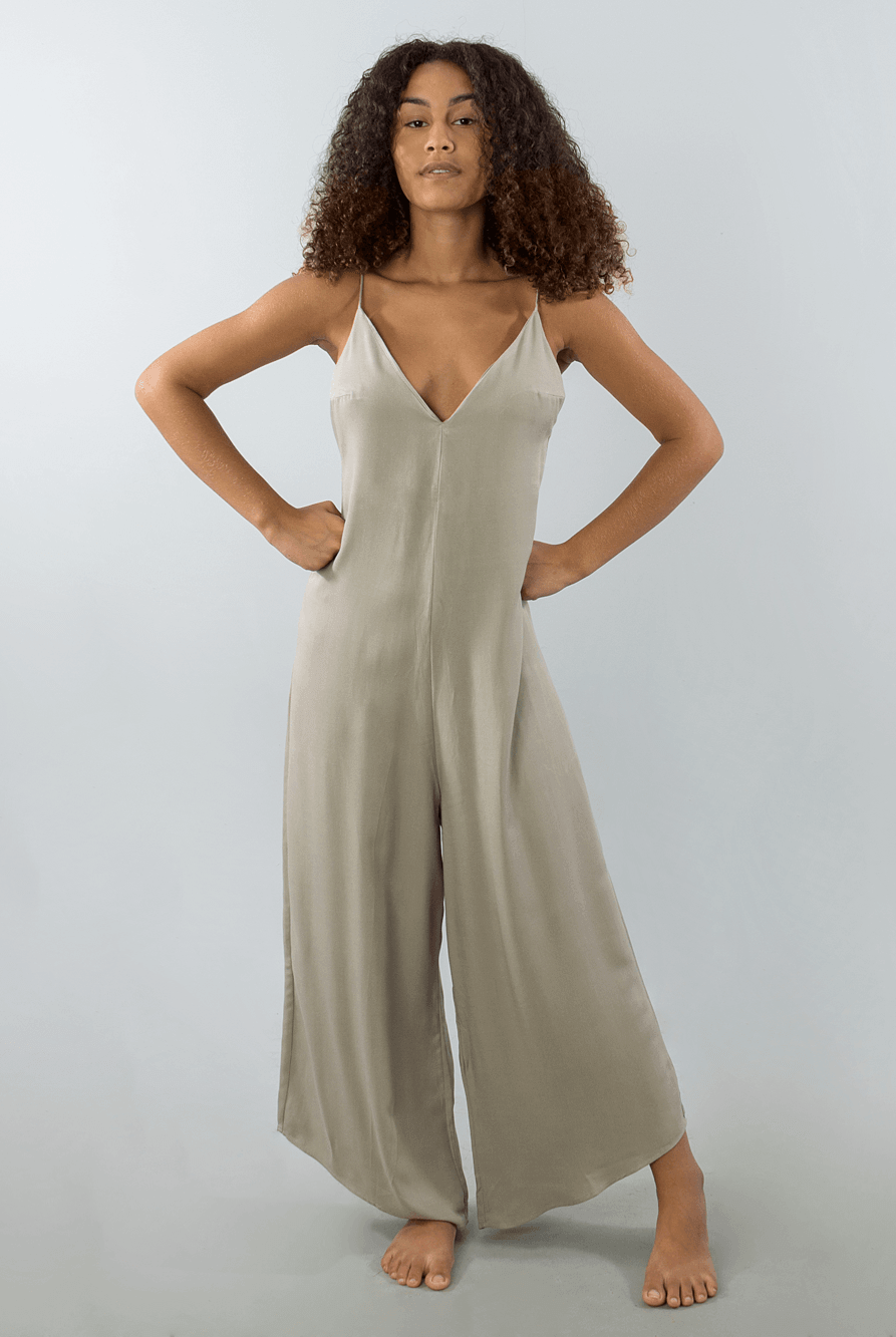 Macacão midi Aruna bege da marca Greenish, modelo elegante com alças finas e detalhe de decote em V.