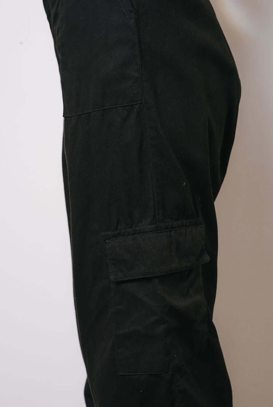 Calça Cargo Sarja Gio preta da Greenish, com caimento reto, cintura alta e bolsos laterais práticos.
