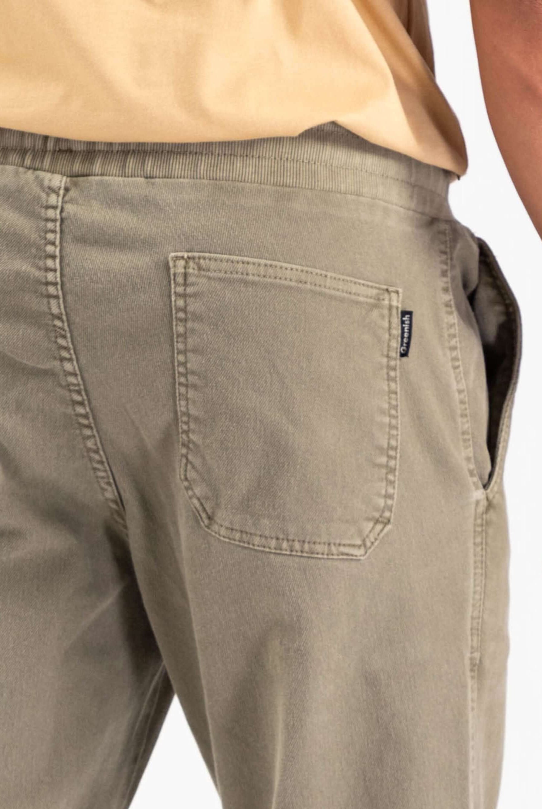 Calça Rio Stone Verde da Greenish, mostrando detalhes de bolsos e cós elástico para conforto e estilo.