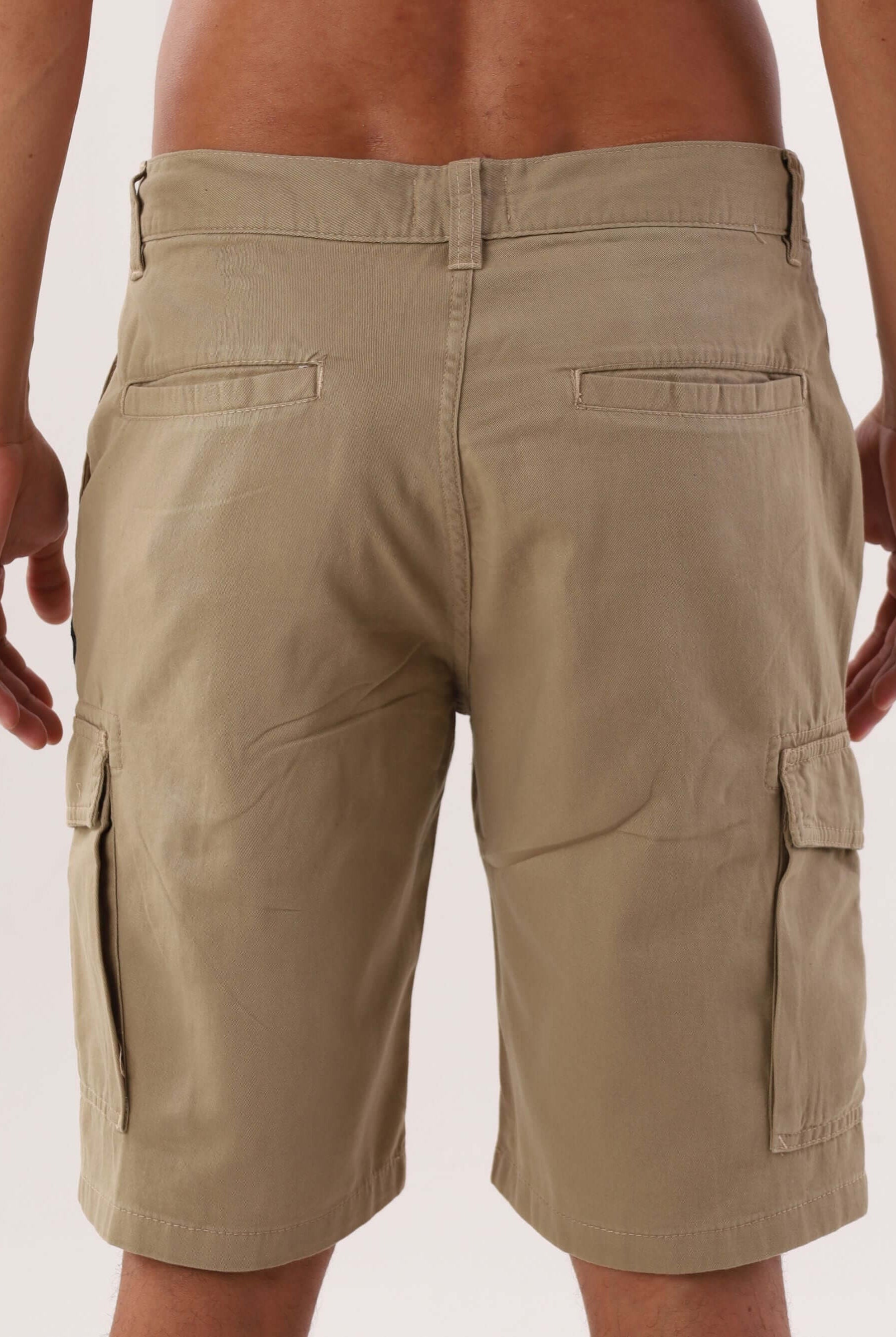 Bermuda cargo sarja caqui da marca Greenish, vista traseira, ideal para estilo casual e conforto.