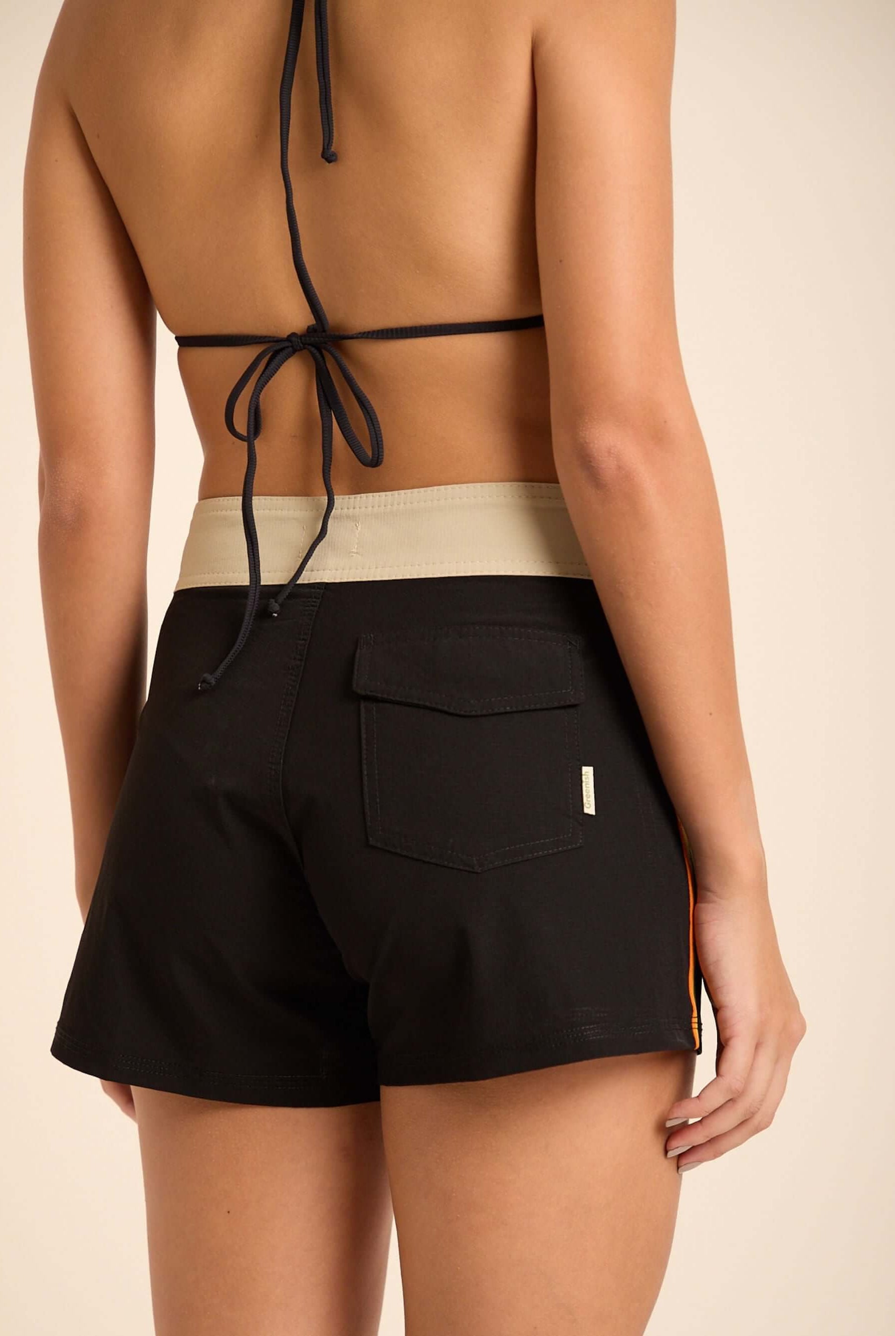 Shorts de banho preto Greenish, com caimento ajustado e design moderno, ideal para diversas ocasiões.