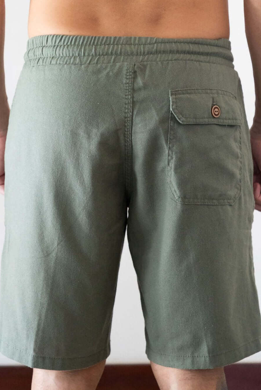 Bermuda relax verde da marca Greenish, vista traseira com detalhe do bolso e elástico na cintura.