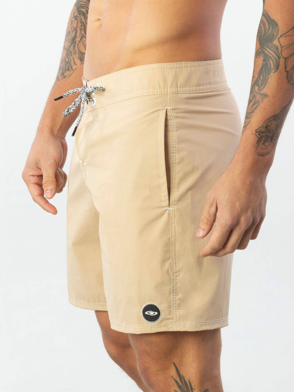 Shorts bege Boardwalk Vintage da Greenish, ajuste acima do joelho, ideal para estilo e conforto no verão.