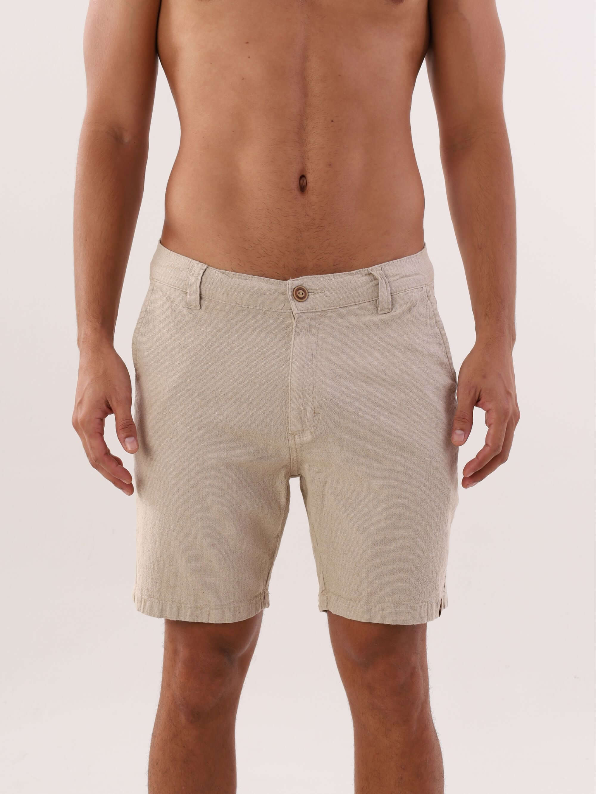 Bermuda de linho off white da Greenish, estilo descontraído e confortável, perfeita para o verão.