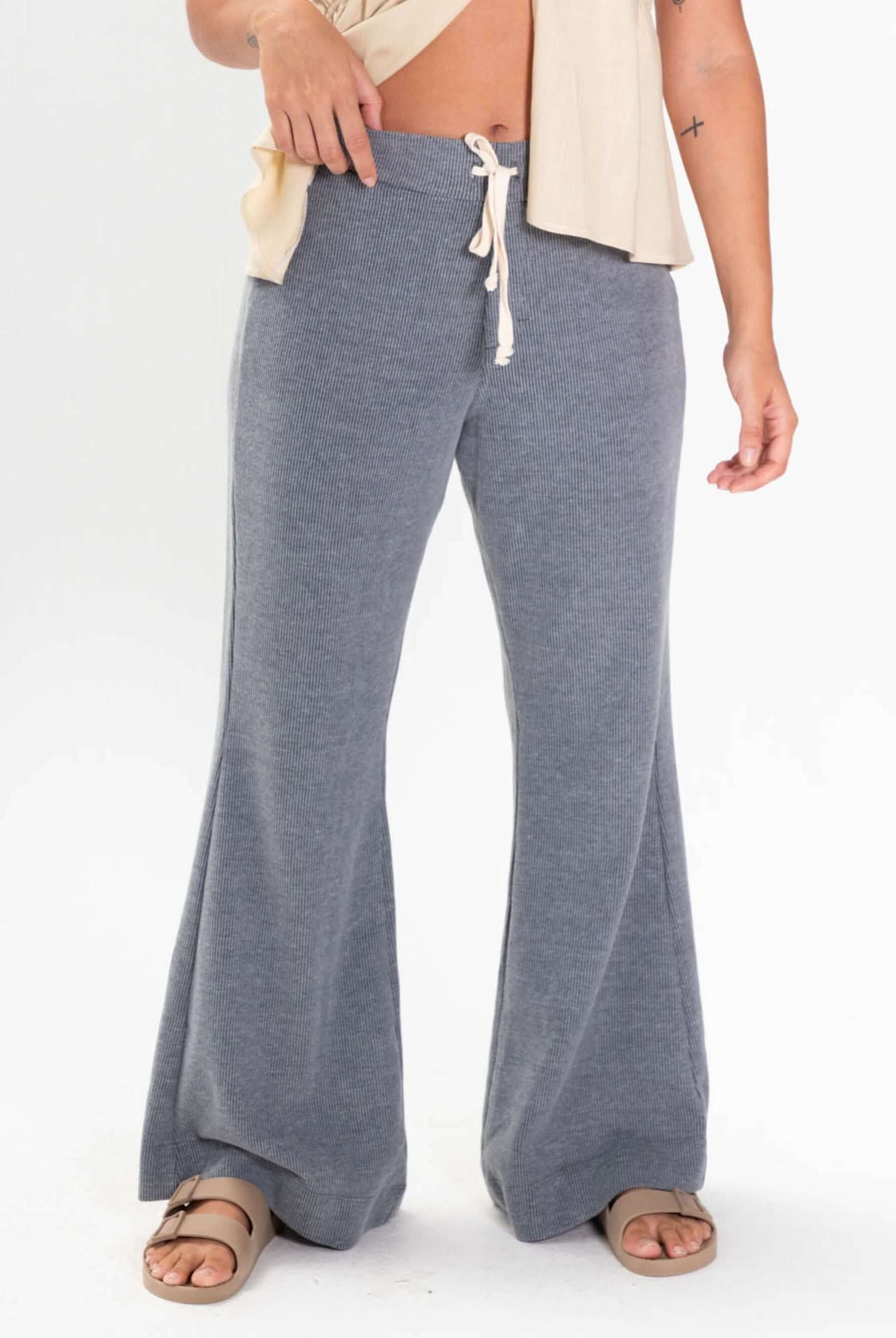 Calça Heaven da Greenish em moletom cinza, estilo moderno, cós elástico e cadarço para conforto.