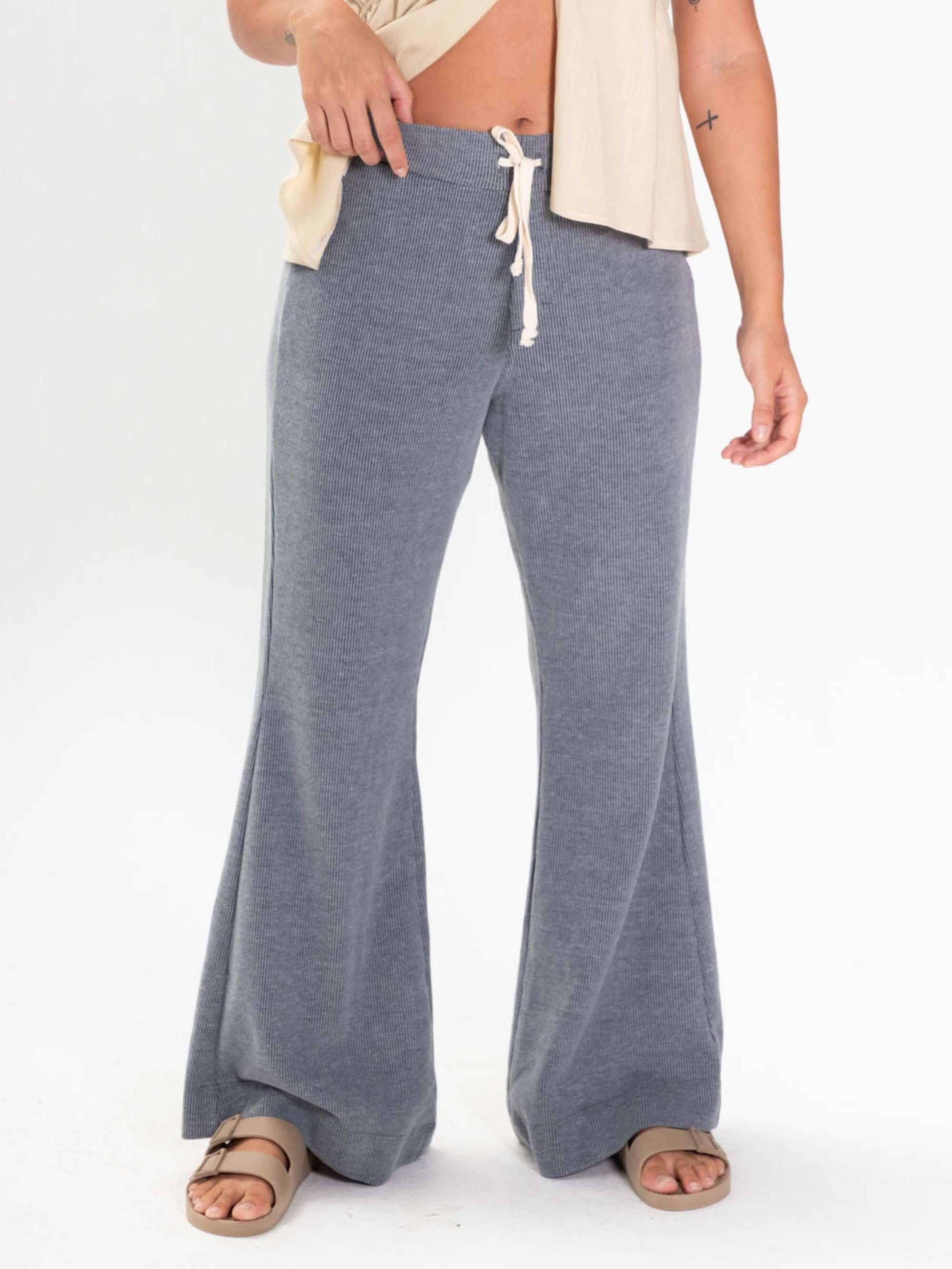 Calça Heaven da Greenish em moletom cinza, estilo moderno, cós elástico e cadarço para conforto.