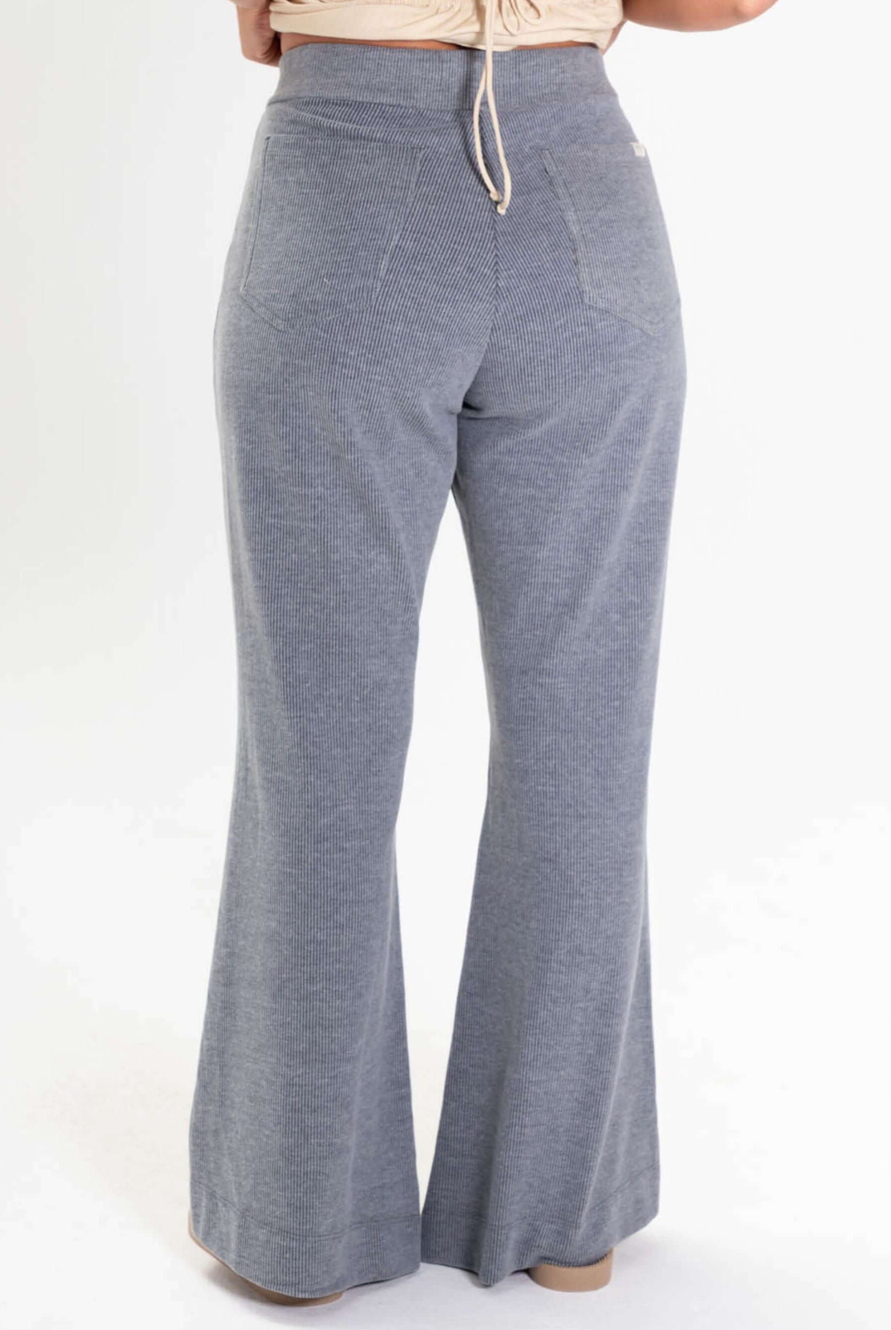 Calça Heaven cinza da Greenish com cós elástico e bainha larga, oferecendo conforto e estilo modernos.