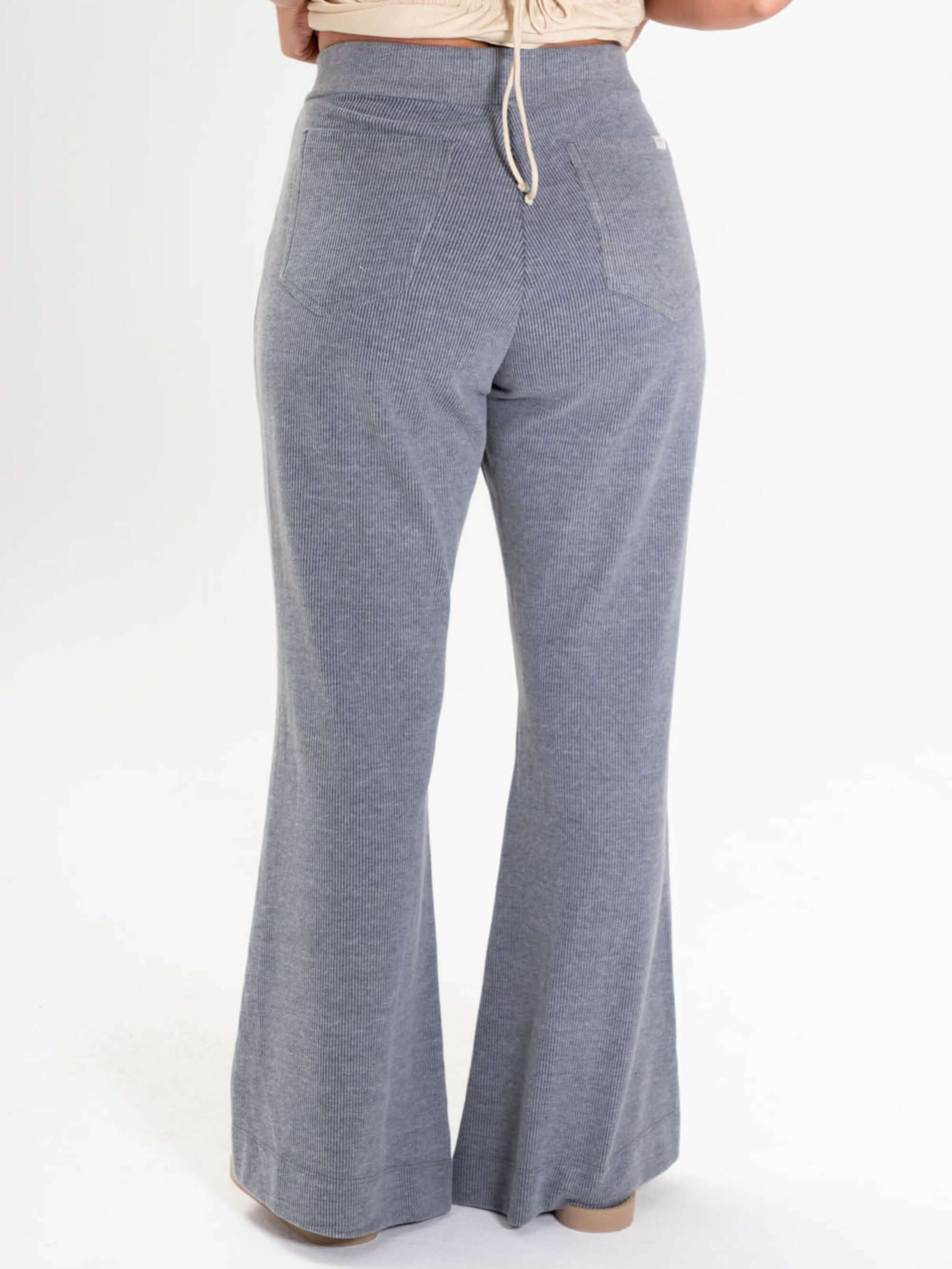 Calça Heaven cinza da Greenish com cós elástico e bainha larga, oferecendo conforto e estilo modernos.