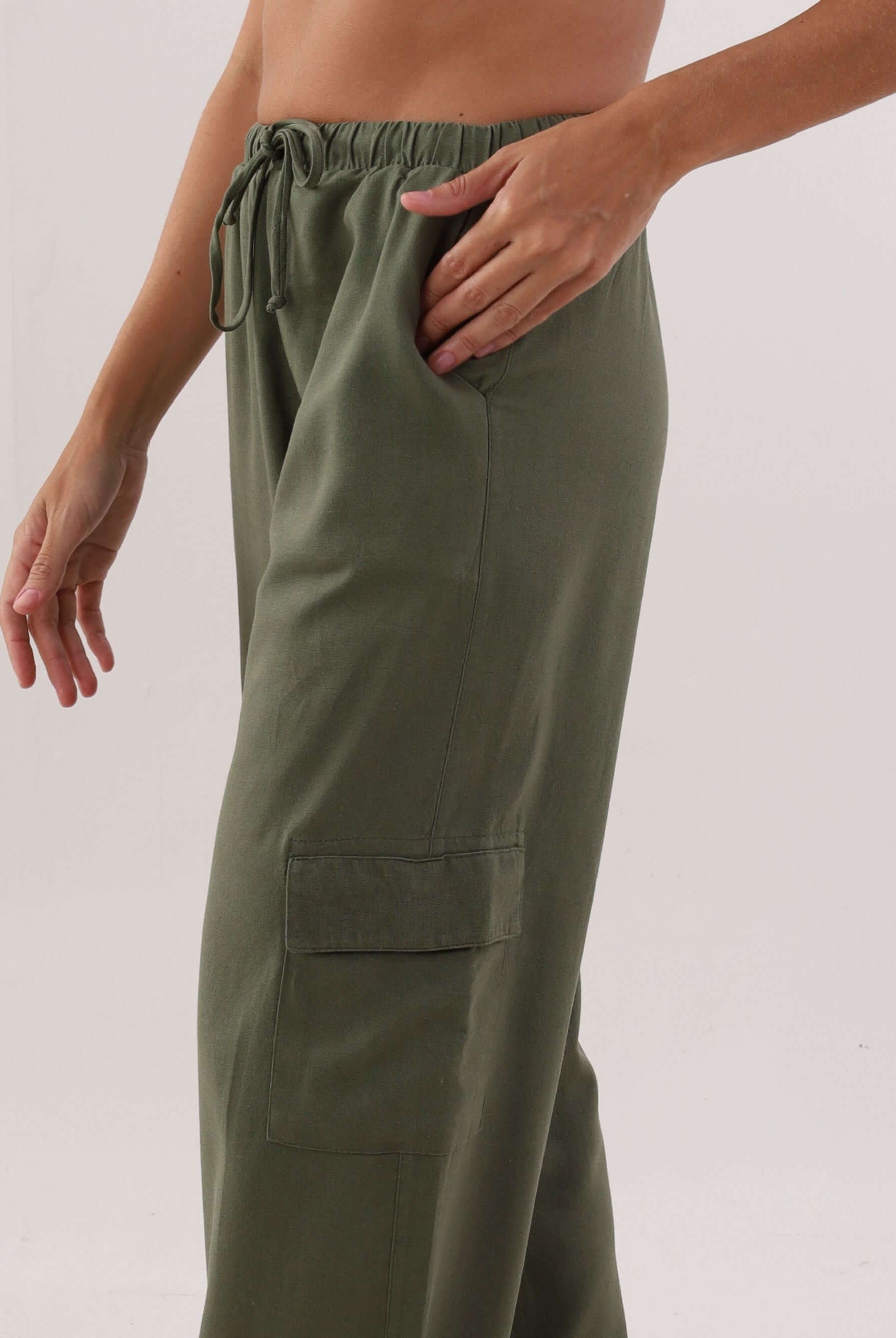CALÇA RETA CARGO TAIA VERDE ESCURO da Greenish, estilo e conforto em um único produto.