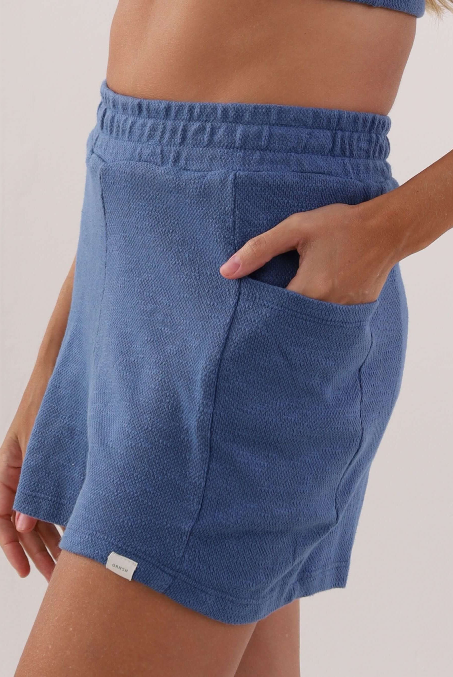 Short Mila azul da Greenish, com bolso e cintura elástica, ideal para o verão. Conforto e estilo em um só produto.