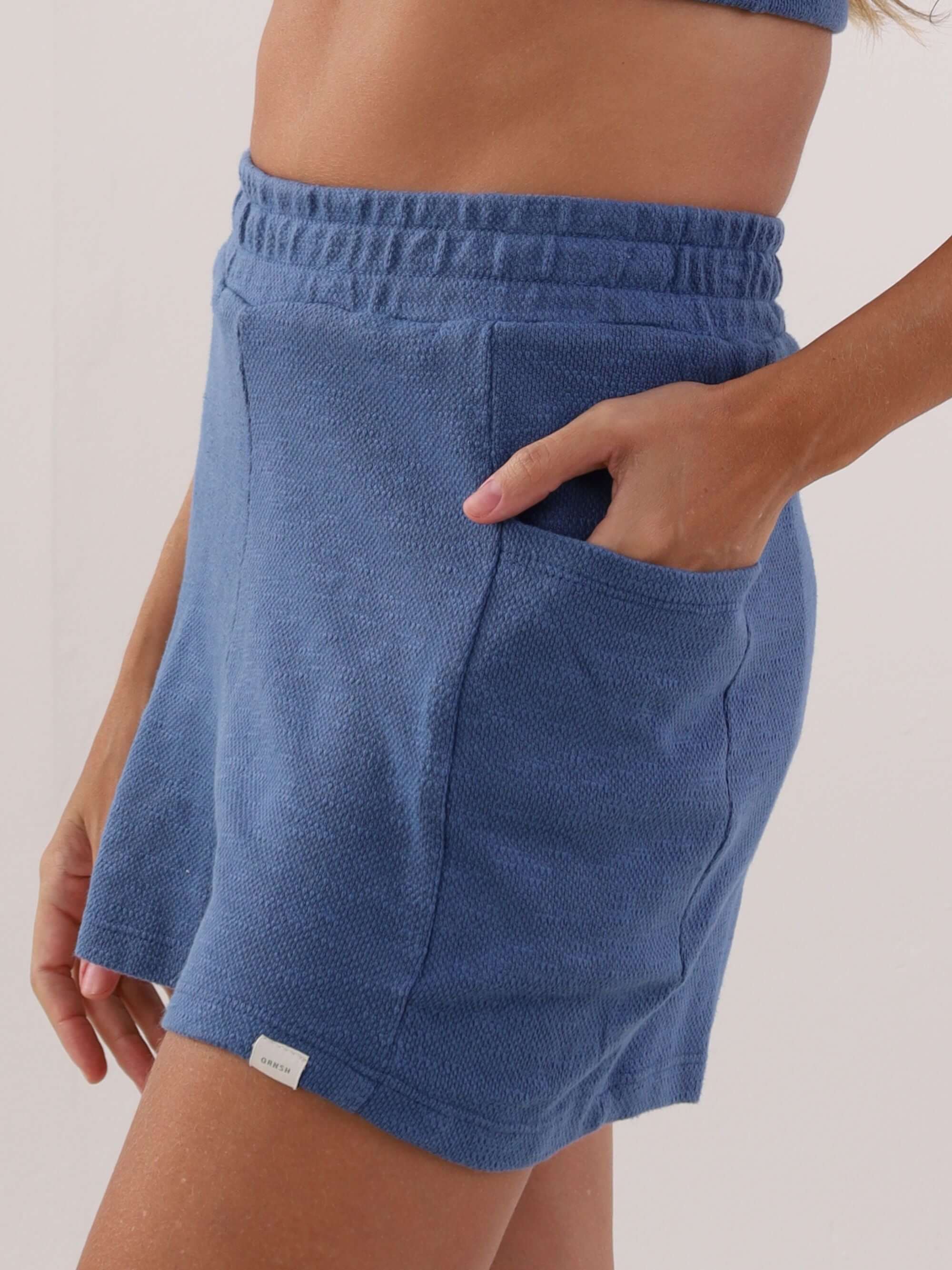 Short Mila azul da Greenish, com bolso e cintura elástica, ideal para o verão. Conforto e estilo em um só produto.