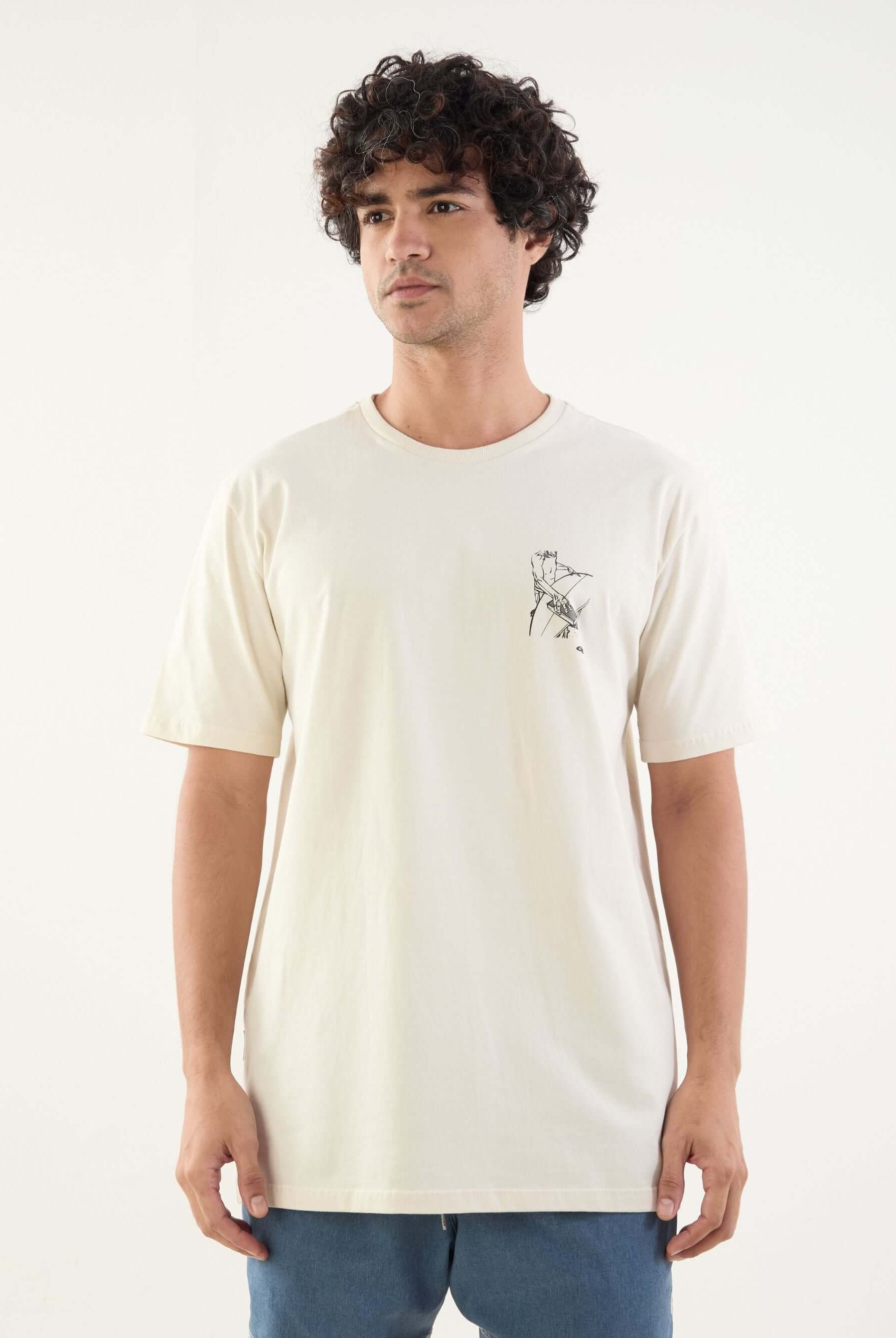 Camiseta handmade beige da Greenish, com detalhe exclusivo na frente e estampa de surfista nas costas.